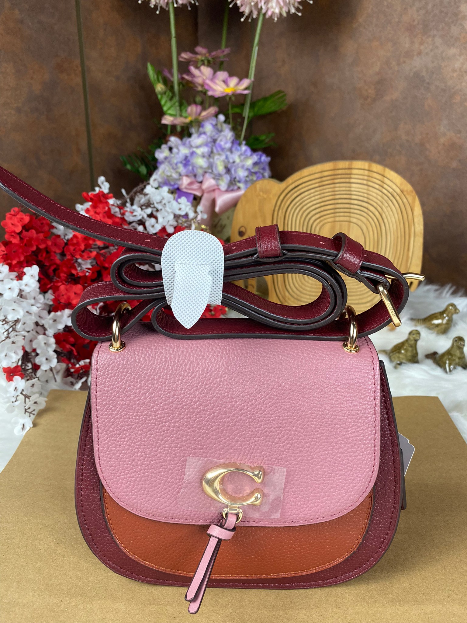 OUTLET 】COACH REMI SADDLE BAG IN COLORBLOCK ((1330)) รุ่นแนะนำ คลาสสิคน่าใช้มากๆ วัยใสๆใช้ดีค่ะ 😘 พร้อมส่งที่ไทยอีกครั้ง! กระเป๋าสะพายข้าง//ครอสบอดี้ร์//หรือทบเป็นสายคู่สะพายไหล่ได้ค่ะ แล้วแต่ชอบเลยค่ะ! วัสดุหนังแท้ ลายหนังสวยมากๆค่ะรุ่นนี้ หลงรัก