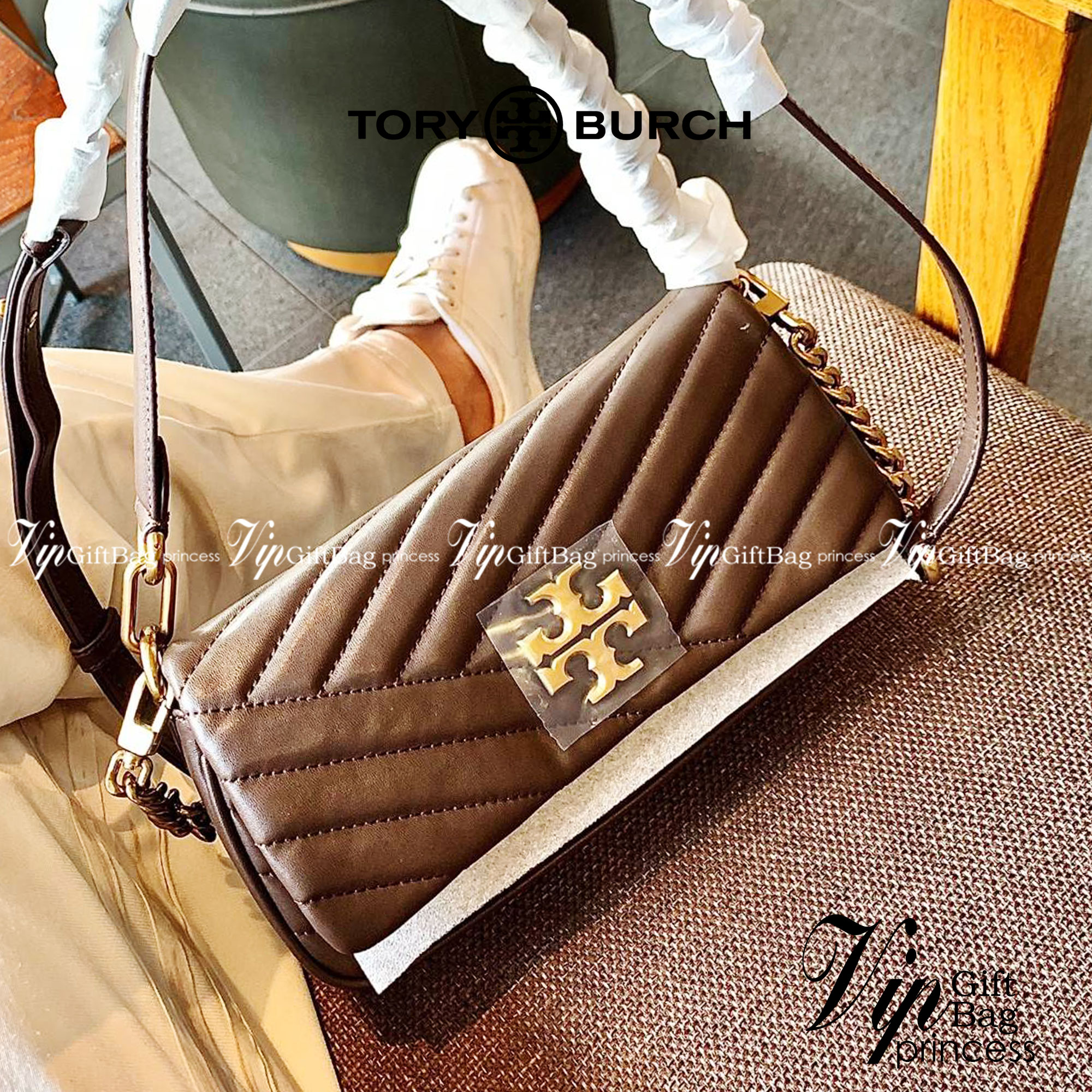 สีออกใหม่ แถมหายากด้วยค่าา! TORY BURCH KIRA CHEVRON SMALL FLAP SHOULDER BAG พร้อมส่งที่ไทย จำนวนจำกัดค่ะ! ✔️กระเป๋าคล้องไหล่หรือสะพายข้างได้ เปลี่ยนลุคดูไม่จำเจ 🔺หนังแกะแท้ ซึ่งจะคุณภาพดี เงา นิ่ม และราคาสูงกว่าหนังวัวนะคะ!