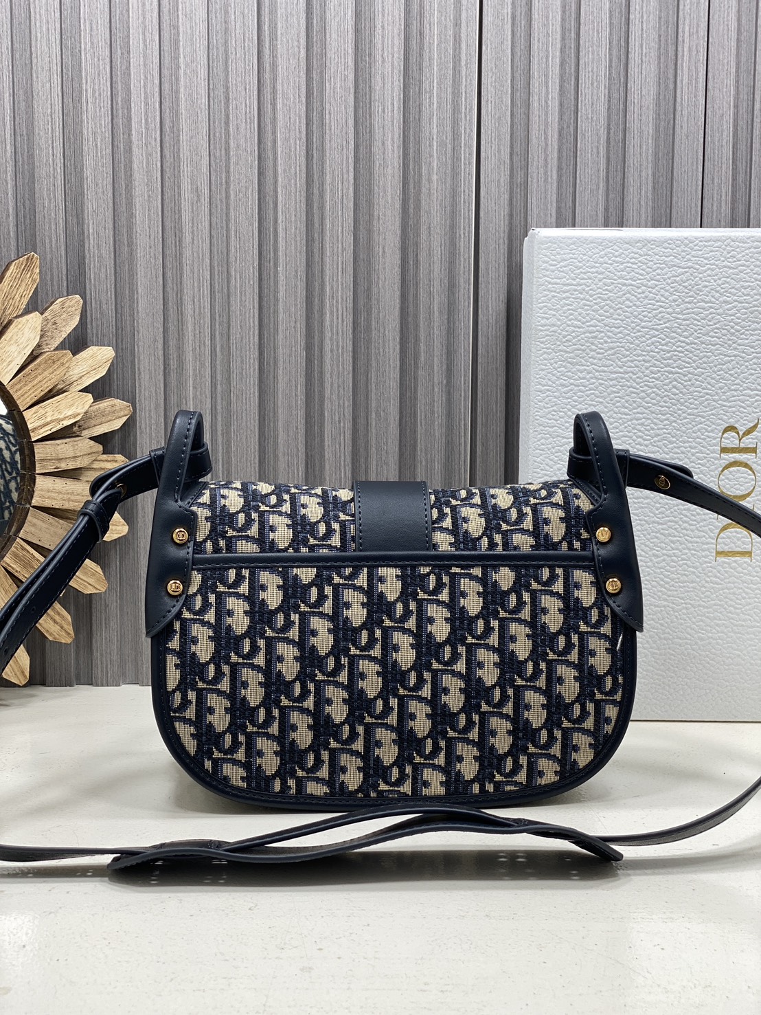 ORI หนังแท้ | DIOR Satchel Medium 30 Montaigne Dior Oblique jacquard fabric กระเป๋าสะพายไอเทมใหม่ประจำ Fall 2025 ยกระดับไลน์ 30 Montaigne ด้วยดีไซน์แบบแคชชวลที่เสริมด้วยรายละเอียดสุดประณีตบรรจง จากผ้าแจ็กการ์ดลาย