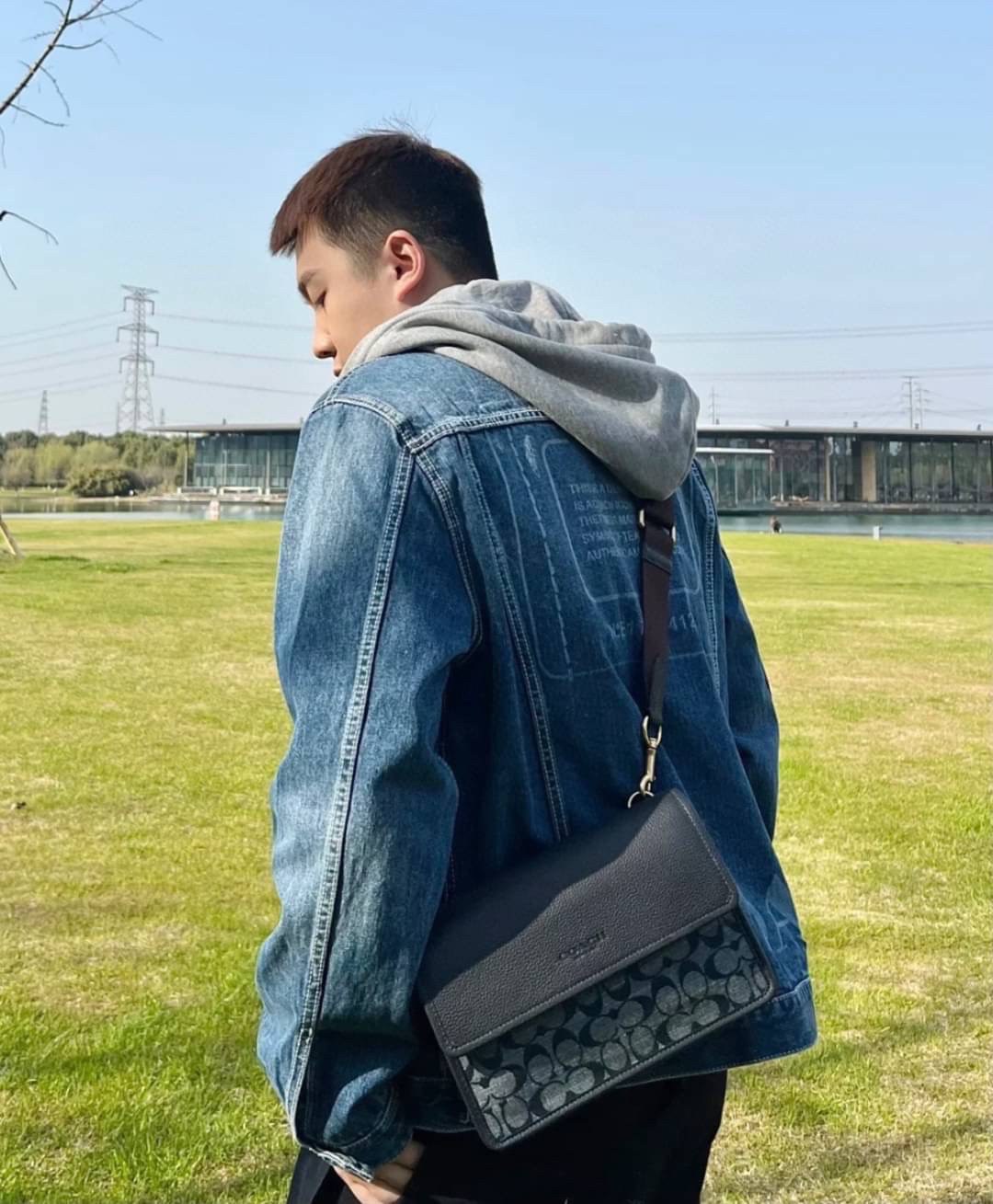 COACH Turner Flap Crossbody In Signature Chambray C8185 กระเป๋าสะพายหนังแชมเบรย์ซิกเนเจอร์และหนังธรรมชาติ ด้านในกระเป๋าซิป กระดุมแป๊ก ซับในหนัง กระเป๋าสลิปด้านนอก สายสะพายถอดได้ ยาว 25” สำหรับสะพายไหล่หรือสะพายข้าง