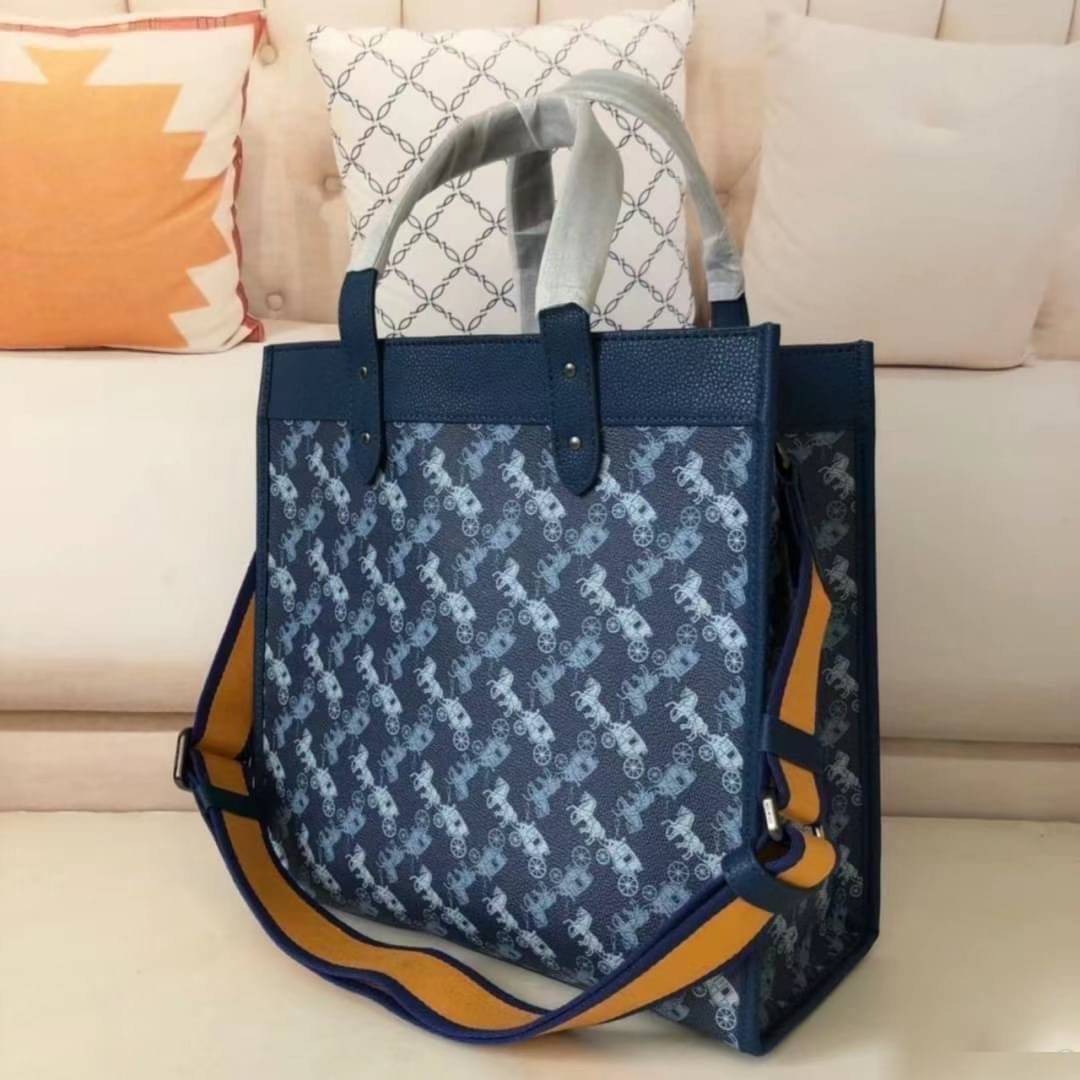 OUTLET 】Coach Field Tote With Horse And Carriage Print พร้อมส่งที่ไทย 89143 Blue True Blue Field Tote