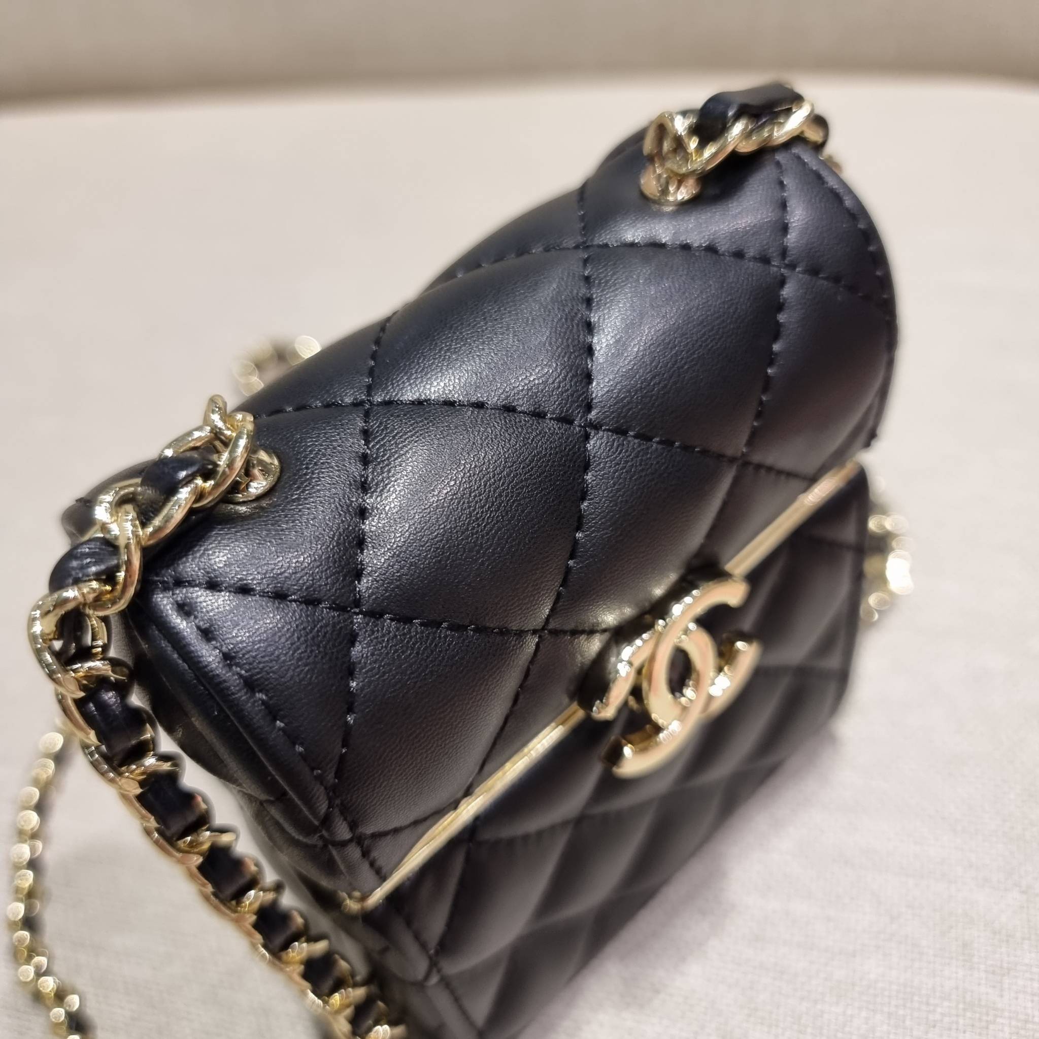 VIP 🥂 Chanel Clutch with Chain / Chanel small box with chain กระเป๋าสะพายเอนกประสงค์ รูปทรงกล่อง ไซส์มินิน่ารัก ใบจริงเห็นแล้วใจบาง หลงรักที่สุด วัสดุหนังสังเคราะห์เดินลายเส้นสวยคม อะไหล่โลโก้สีทองโดดเด่น มาพร้อมสายสะพายในตัว เปิด-ปิดด้วยการกดที่โ