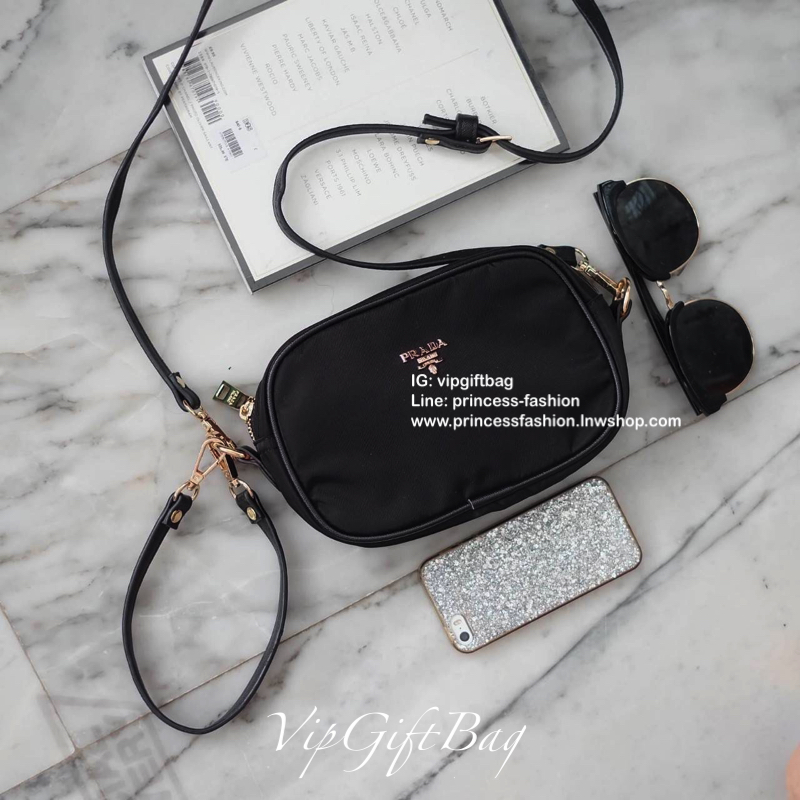 รุ่นขายดีที่สุด *ใส่มือถือได้ทุกรุ่น *มีสายให้สองแบบ กระเป๋าทรง mini crossbody จากงานพรีเมี่ยมกิ้ฟแบรนด์ดัง PRADA วัสดุ Nylonสุดหรูอย่างดี สามารถกันน้ำได้ ทั้งใบ ขนาดกำลังดีน่ารัก🐰 ด้านในมีช่องแบ่งใส่ของใส่ของจุกจิกได้ ใส่โทรศัพท์ได้ทุกรุ่น คสอ. ใ