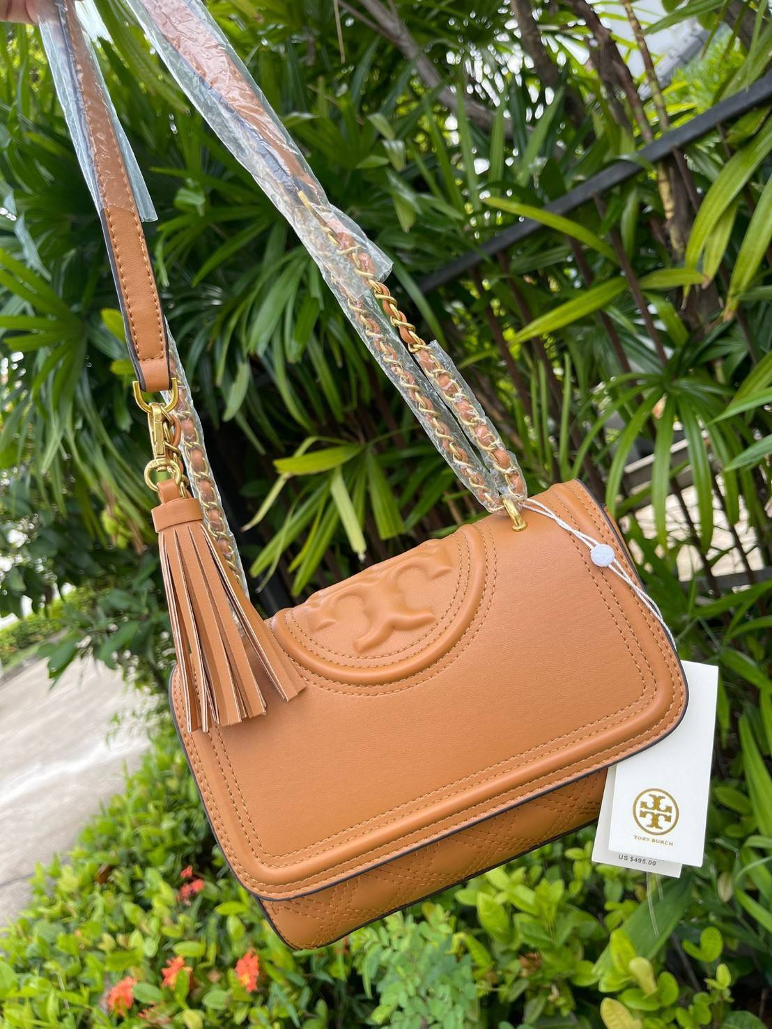 TORY BURCH Fleming Convertible Shoulder Bag ดีไซน์น่ารัก ดูแพงไม่เป็นรองใคร ใช้ได้ทั้งทั่วไปและออกงาน สาว ๆ คนไหนที่กำลังมองหากระเป๋าสะพายไหล่น่ารัก ๆ สักใบที่มีดีไซน์โดดเด่น สะดุดตาล่ะก็ไม่ควรพลาดกับ Collection นี้เลยค่ะ เพราะ Fleming นั้นเป็นรุ่นที่เรีย
