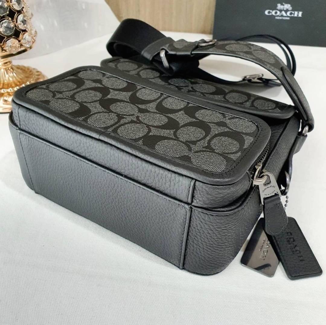 COACH SULLIVAN FLAP CROSSBODY IN SIGNATURE ((C9870)) ความเท๋ ความหล่อ ยกให้รุ่นนี้เลยค่าา พร้อมส่งก่อนใคร! ทรง สวยเก๋ กระเป๋าสะพายแบบครอสบอดี้ร์ของคุณผู้ชายเค้าเลยค่ะ หนังแท้2แบบสวยงาม น่าใช้มากๆ