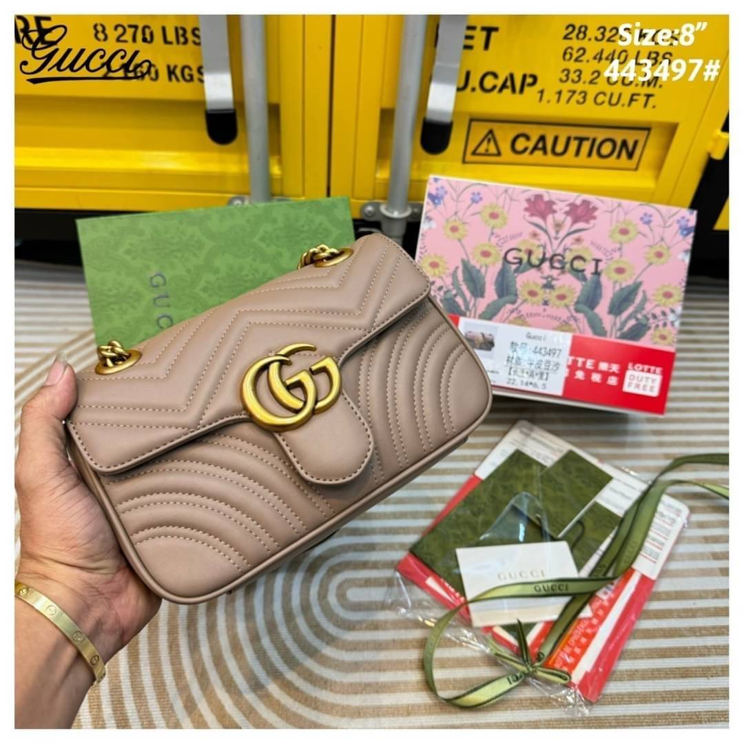 GUCCI GG Marmont shoulder bag กระเป๋าสะพายข้างรุ่นคลาสสิค สะพายขับผิว ดูแพง อัพลุคได้สบายๆ เปิด-ปิดด้วยตัวกดล็อคแน่นหนา ด้านหลังดีไซน์รูปหัวใจ