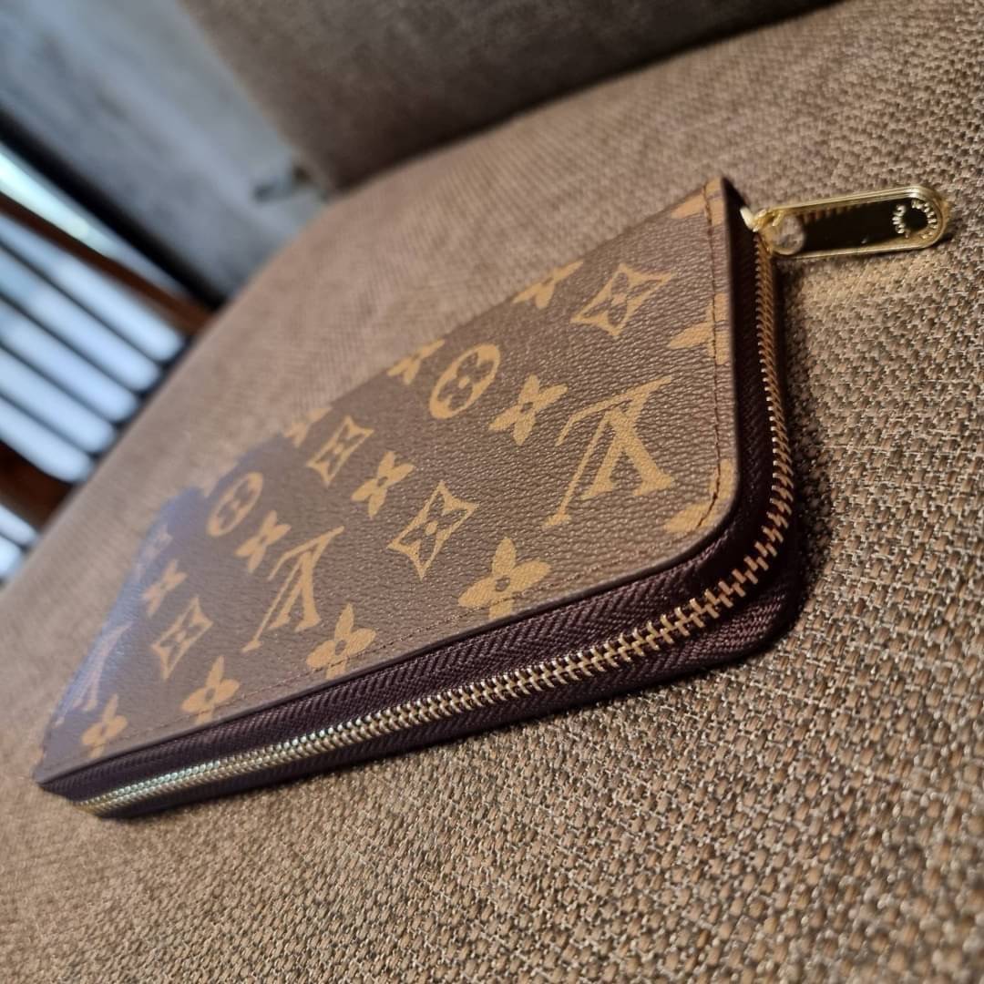 1ซิป LV long wallet ไอเท็มสุดฮิต ติดทุกกระแส แรงไม่เคยตก รุ่น unisex ที่จะหนุ่มๆสาวๆ ก็เลิฟได้หมด!! ใบยาวขนาดกำลังเหมาะมือ ถือแล้วขับผิวทุกสี วัสดุหนังแคนวาส ทนทาน เปิด-ปิดด้วยซิปรอบ ภายในมีช่องใส่บัตรเยอะ แบ่งสัดส่วนสวย ใส่ธนบัตรได้เน้นๆ ใส่เงินไปเลยจ้าห
