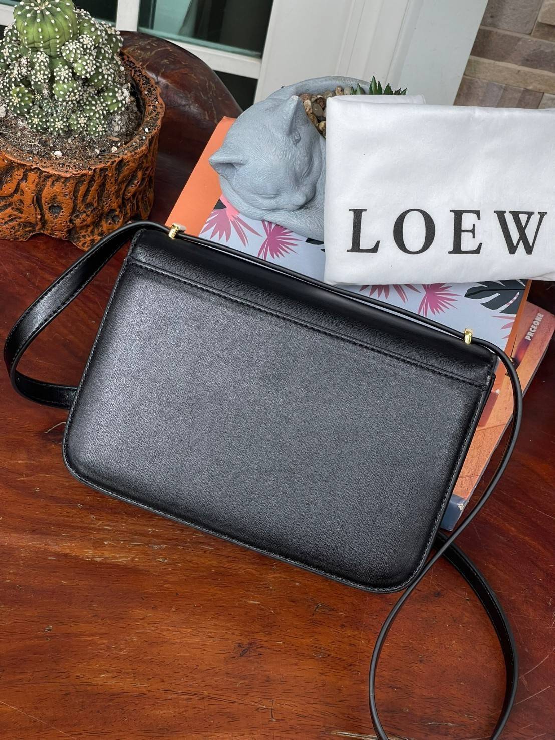 Medium : LOEWE Goya anagram leather shoulder bag กระเป๋าทรง GOYA รูปทรงกล่องอันคลาสสิกที่มาพร้อมรายละเอียดอันน่าค้นหา พร้อมด้วยโครงสร้างที่เปี่ยมไปด้วยสเน่ห์น่าค้นหา มีช่องใส่ของขนาดกว้างและเป็นทรงทำให้การจัดการสิ่งของต่างๆ ของสาวๆ นั้นง่ายดายมากยิ่งขึ้น 