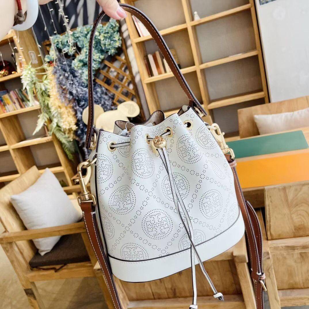 ของแท้ 💯% 】Tory T Monogram Perforated Bucket Bag New collection กระเป๋าถือหรือสะพาย ใหม่ล่าสุด สีขาวงาช้าง งานประณีตมาก วัสดุหนังวัวแท้ ลายฉลุ จะถือหรือสะพายได้หมด
