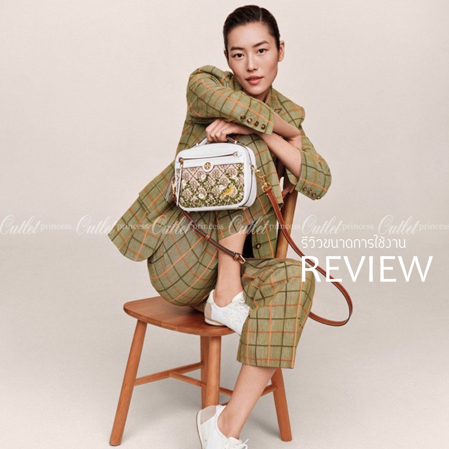 TORY BURCH T MONOGRAM JACQUARD CAMERA BAG การออกแบบที่เรียบง่าย แต่ยังคงความหรูหราเอาไว้ โดดเด่นด้วยลวดลาย T Monogram ซึ่งสามารถบ่งบอกความเป็นตัวตนของแบรนด์ได้อย่างชัดเจน มาพร้อมกับสายสะพายแบบสายสปอร์ต ภายในกว้างขวาง ตอบสนองการใช้งานได้ดี มีหูหิ้วด้านบนสา