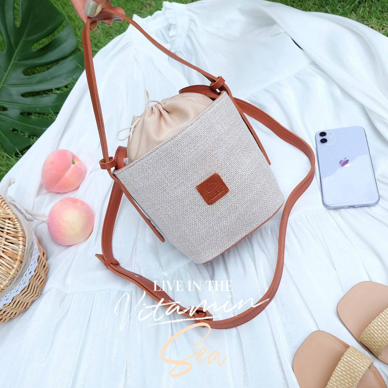 สวยมาก KEEP ‘ Vitamin Sea ‘ Col.3 ทรงถังน่ารักมาก สไตล์ Casual ดูดี สุดๆ ตัดขอบหนังสีน้ำตาล ทรงน่ารัก ด้านในมีถุงผ้าใบเล็กใส่ของได้อีกชั้น ดีไซน์รูปแบบสวย *ดีต่อใจ ใครชอบทรงนี้ห้ามพลาดเลยน๊า 😁❤️ ถือเที่ยว ไปทะเลก้อสวยสุดๆ