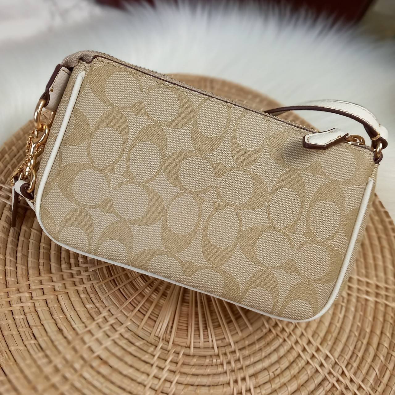 COACH NOLITA 19 IN SIGNATURE CANVAS WITH TIGER (C7699) 😻กระเป๋าถือ กระเป๋าสะพายทรงพอชเล็ก ปรับเป็นคล้องมือได้ รุ่นนี้ บอกเลยว่าใช้ง่ายสะพายคล่องมากๆ// จะสะพายไหล่ หรือปรับเปลี่ยนมาเป็นแบบคล้องมือเก๋ๆก็ยังได้ เพียงแค่ถอดตะขอมารวมกันไว้ที่หูกระเป๋าข