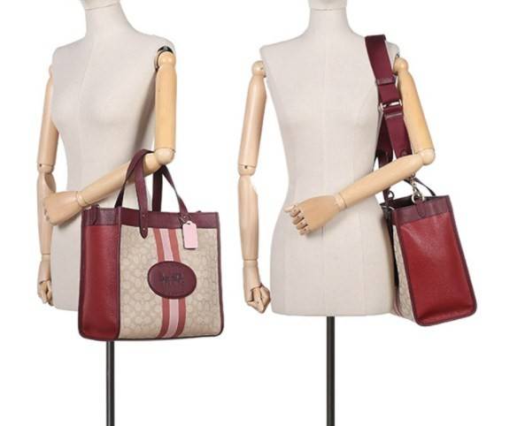 Coach 5868 Field Tote In Signature Jacquard With Horse And Carriage Prints 📣พร้อมส่ง ยังไม่เข้าไทยจ้าา!! กระเป๋าทรงTote สูง ใบใหญ่ วัสดุJacquard+หนังแท้ อย่างดี ได้ลงตัวแมทกันสวยงามมากๆค่ะ ด้านหน้าตัดแทบสีตรงกลางยาวลงมาบวกกับป้ายแบรนด์หนังตัวใหญ่ด