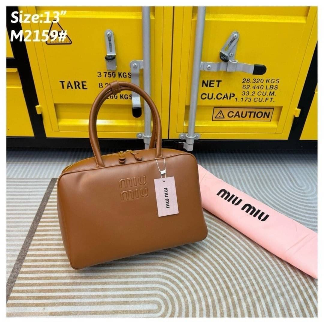 MIU MIU LEATHER BEAU BAG กระเป๋าถือทรงบอสตันใบใหญ่จุใจ ซิปรอบเปิดได้กว้างๆ ดีไซน์เรียบแต่มากมีอยู่จริง สวยดูแพง หูจับในตัวง่ายและสะดวกพกพา ภายในโล่งกว้างมาก ใส่ของได้ครบถ้วน