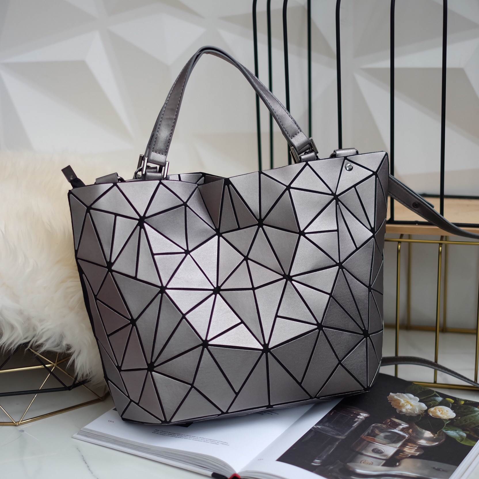 🎄New Collection 2 สีมาใหม่ รุ่นขายดีมาก !!! ลาย Limited edition หายาก 👍ปรับทรงได้ 2 แบบ น่ารักมาก มาพร้อมกระต่ายเข้า set เลิศคะ กระเป๋า จากแบรนด์ David Jones กระเป๋าสะพายข้างดีไซน์เกร๋มาก สีสวยหรูมาก ขนาดกะลังดีเลย น้ำหนังเบามากคะ ภายในมีช