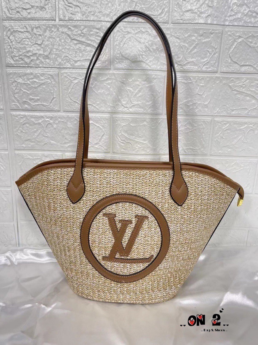 LV SAINT JACQUES TOTE BAG 25cm กระเป๋าสะพายรุ่นลิมิเต็ดหายาก ด้วยวัสดุสังเคราห์จากธรรมชาติ สานเต็มใบออกมาเป็นลวดลายสวยงาม และยังโดดเด่นด้วยโลโก้ สีโทนอุ่น