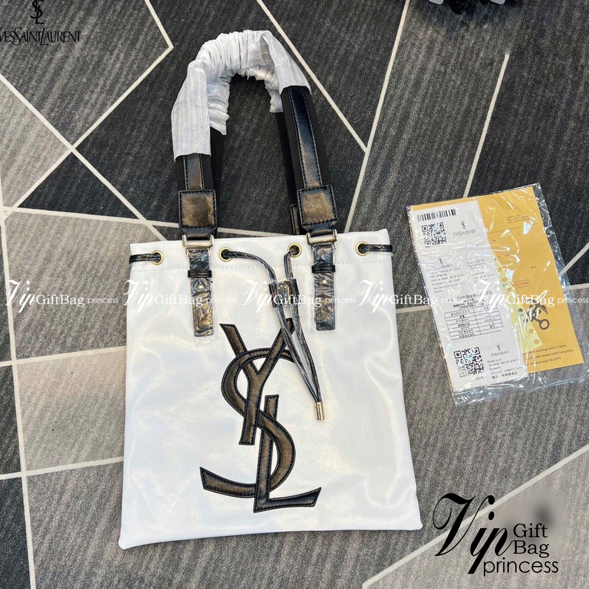 YSL shopper tote leather drawstring closure กระเป๋าทรงชอปปิ้ง มาใหม่ หนังสวย ผูกด้วยสายหนัง โดดเด่นด้วยโลโก้ด้านหน้า มีให้เลือก 2 สี 2 ขนาด ภายในโล่งกว้างมาก ใช้งานง่าย สะดวกสุดๆ