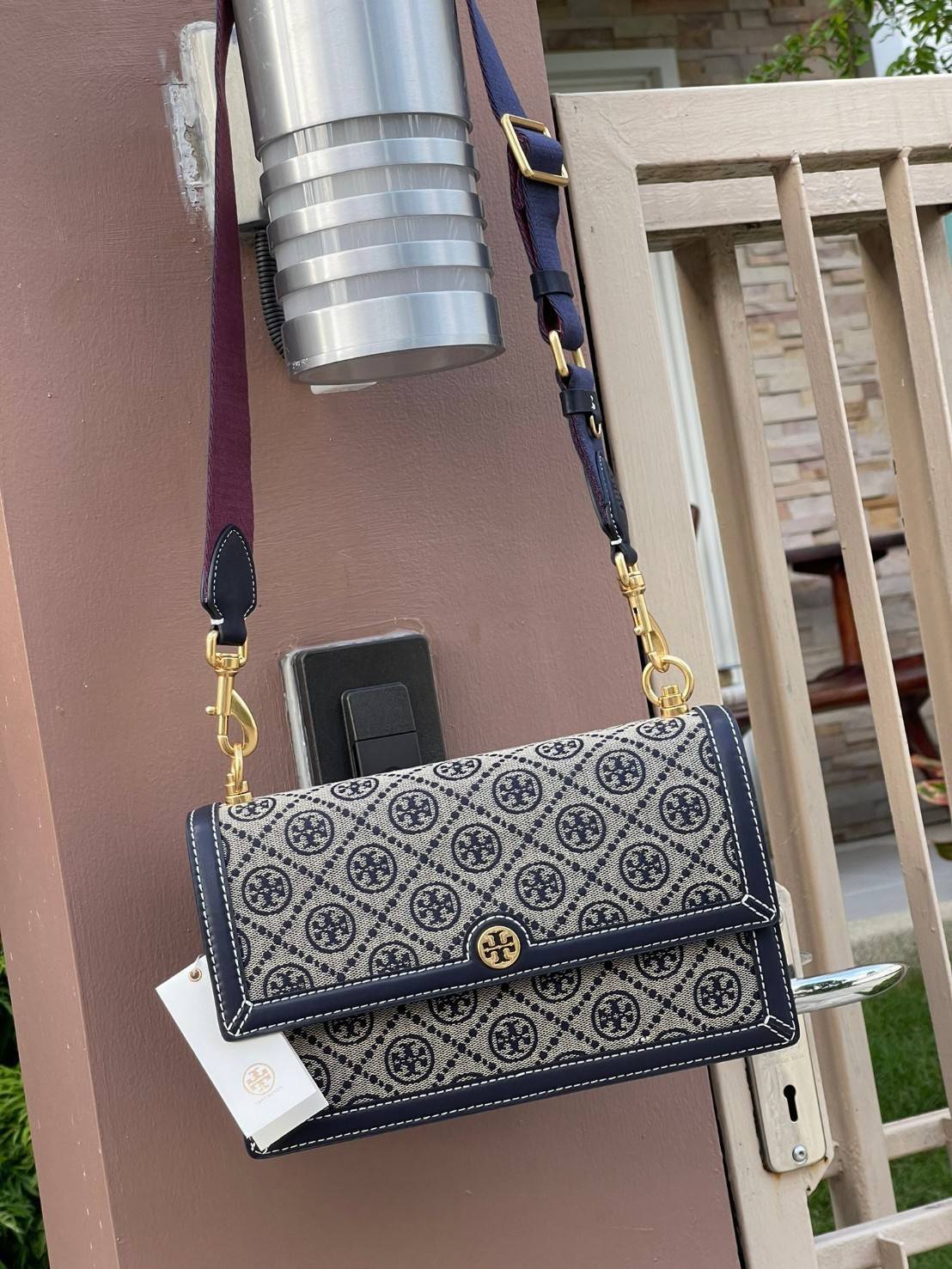 ของแท้ 💯% 】Tory burch t monogram jacquard shoulder bag คอลเลคชั่น T Monogram สำหรับคอลเลคชั่นฤดูใบไม้ผลิ 2021 เราสร้างสรรค์ลายโมโนแกรมที่ได้รับแรงบันดาลใจมาจากลวดลายการถักทอผ้าห่มของชาว Pennsylvania Dutch แบบดั้งเดิม