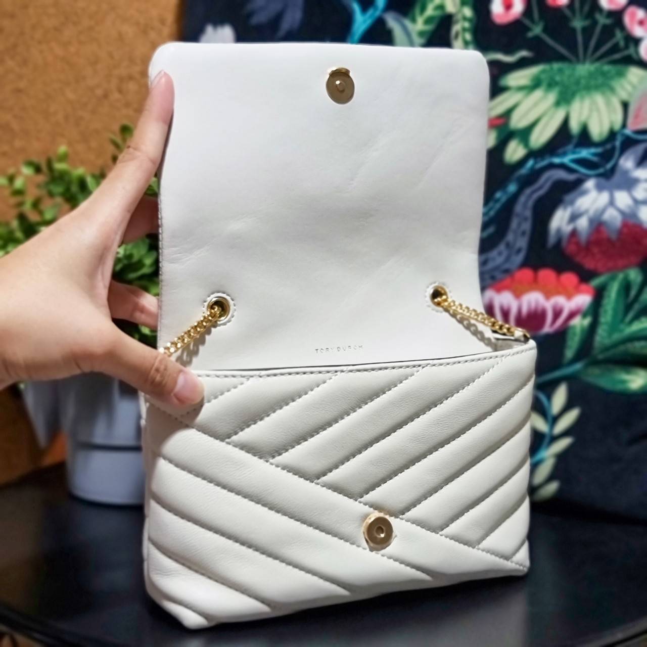 TORY BURCH KIRA CHEVRON EMBELLISHED LOGO MINI BAG ตามคำเรียกร้องจ้า!! ไซส์มินิ สะดวกใช้ พกพาง่าย สไตล์คุณหนู!! กระเป๋าสะพายข้าง ดีไซน์ทรงคลาสสิค โดดเด่นด้วยโลโก้ดีไซน์ประดับเม็ดสี เพิ่มมูลค่าและดึงดูดสายตามากขึ้น วัสดุหนังแกะ สัมผัสนิ่มมือ เปิด-ปิดด้วยกระ