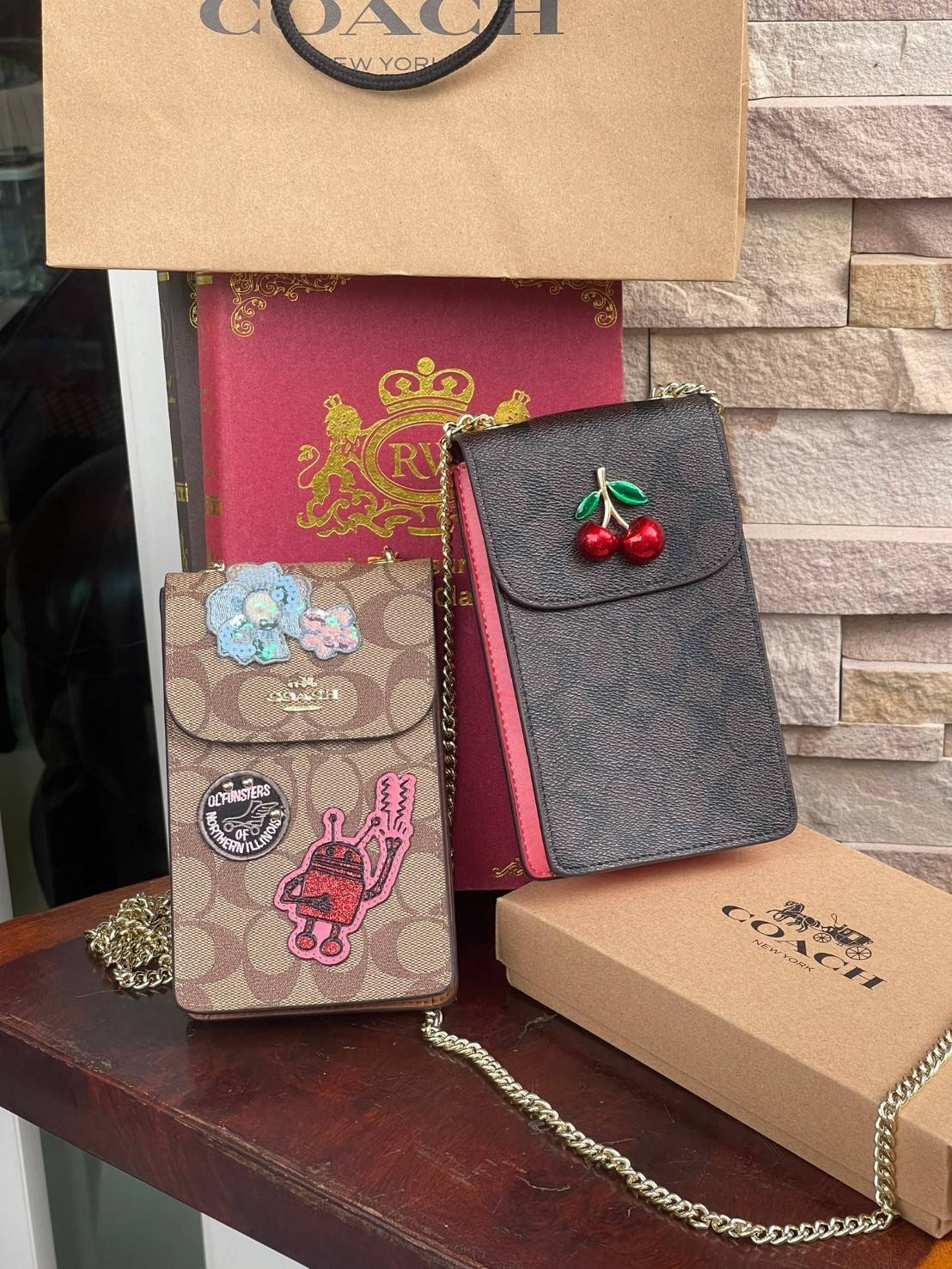 COACH PHONE CASE CROSSBODY BAG ((73486//76988//76357//39955//91046)) COACH NORTH/SOUTH CROSSBODY IN SIGNATURE CANVAS กระเป๋าใส่โทรศัพท์รุ่นนี้ มีความโดดเด่นทั้งดีไซน์และคุณสมบัติในการใช้งาน ด้วยลวดลายที่มีซิกเนเจอร์เป็นเอกลักษณ์แล้ว ด้านหลังยังมีช่องใส่กา