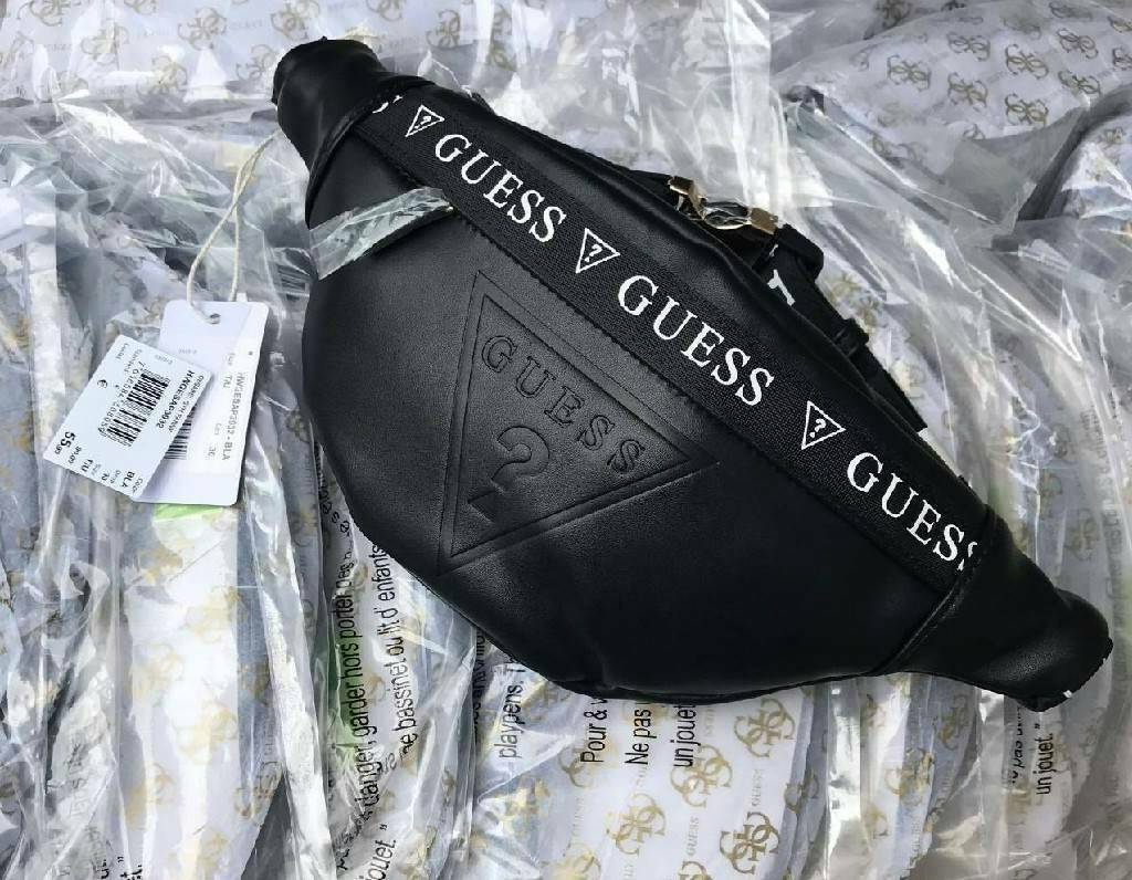 GUESS GESABEL GYM FANNY PACK กระเป๋าหนังคาดเอว/อก ด้านหน้าปั๊มโลโก้แบรนด์ทรงสามเหลี่ยม ตัวกระเป๋าเปิดปิดด้วยซิปใช้งานง่าย มี 2 ช่องซิป มีลูกเล่นซ่อนซิปหน้าคาดปิดด้วยสายพิมพ์โลโก้ ภายในกระเป๋าโล่งกว้าง สามารถใส่มือถือได้ทุกรุ่น จุของได้เยอะ รับรองถูกใจสาวๆ
