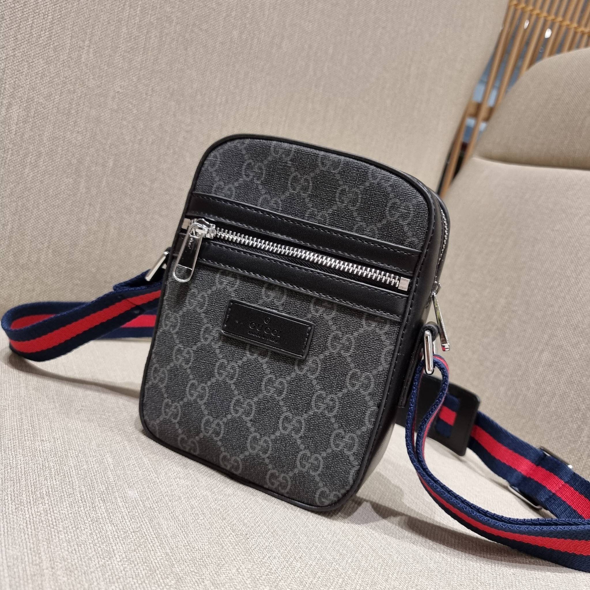 VIP 】GC VIP MINI MESSENGER CROSSBODY BAG กระเป๋าสะพายข้างพรีเมี่ยมลุคสปอร์ต เรียบแต่แอบหรู ไซส์มินิ น่าใช้!! วัสดุหนังแคนวาส ไม่ต้องห่วงเรื่องความทนทาน ✔️ ตกแต่งสายคาดหรู เท่ ดีไซน์สีตามสัญลักษณ์แบรนด์ เข้ากันมากๆ!! เปิด-ปิดด้วยซิป ด้านหน้ามีช่องซิ