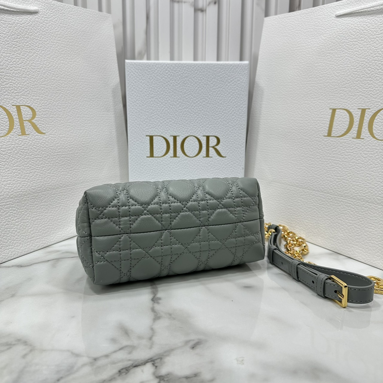 ORI หนังแท้ | Dior Jolie Top Handle Mini Bag กระเป๋าสะพายโจลี่ไซส์มินิหูจับในตัว ดีไซน์หรูหรา โดดเด่นด้วยฝาพับโลหะสีทอง ประดับมุกเรซินสีขาว มาพร้อมสายโซ่มีหนังรองบ่า สะพายไหล่หรือสะพายข้างได้ ทั้งกลางวันและกลางคืน