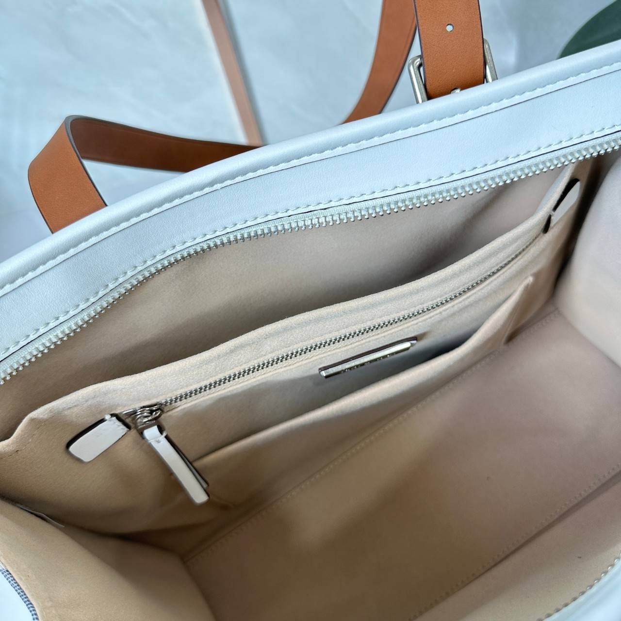 Tory Burch Small T Monogram Denim Tote / Tory Burch Demim Jacquard Small Tote คอลเลคชั่นใหม่ กระเป๋าทรงโท้ท ทรงสี่เหลี่ยมใบใหญ่ วัสดุผ้าเดนิมสลับหนังแท้ ภายในช่องโล่งกว้างจุได้เยอะ