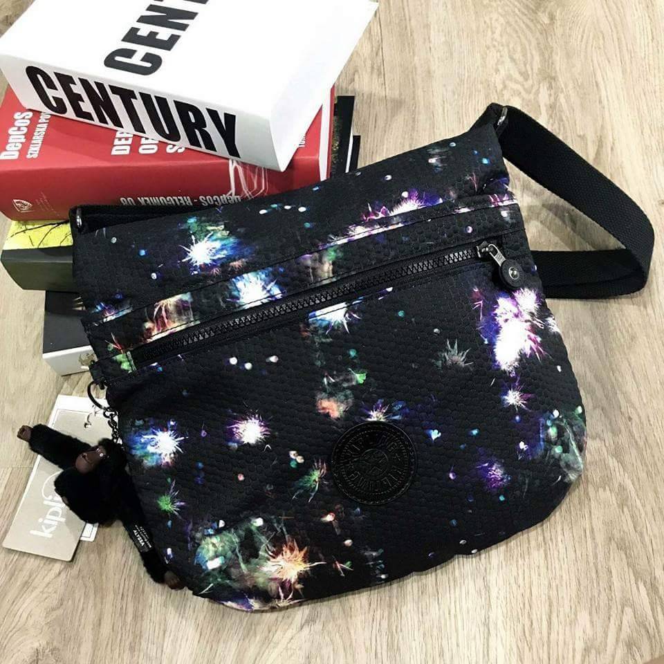 KIPLING ART O SHOULDER BAG กระเป๋าสะพาย วัสดุ Nylon+Polyester 100% เปิดปิดด้วยซิป หัวซิปเเบรนด์ ภายในมีช่องซิป ช่องใส่มือถือ และสายคล้องพวงกุญแจ ด้านหน้า มี 2 ช่องซิป ด้านหลังมี 1 ช่องซิป สายสะพายยาว เลื่อนปรับได้ จะสะพายไหล่หรือ Crossbody ก็ดูดี มีพวงกุญ