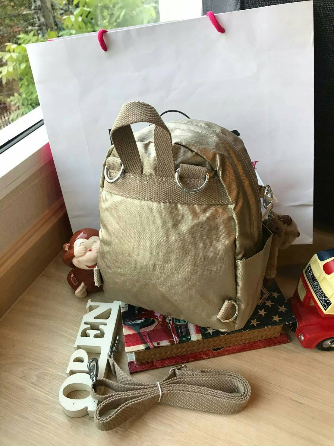 Kipling Kaopin Mini Backpack Woman’s กระเป๋าเป้สะพายรุ่นใหม่!!ขนาดมินิ สามารถแบบเป้หรือทรงcrossbody ได้ มีหลายช่องใช้งาน ด้านหน้าเป็นช่องซิปเล็กใส่ของจุกจิก ภายในมีช่องเล็กแยกเป็นสัดส่วน ใส่กระเป๋าสตางค์ยาวหรือมินิไอแพคได้ ขนาดกะทัดรัด มาพร้อมพวงกุญแจลิงส