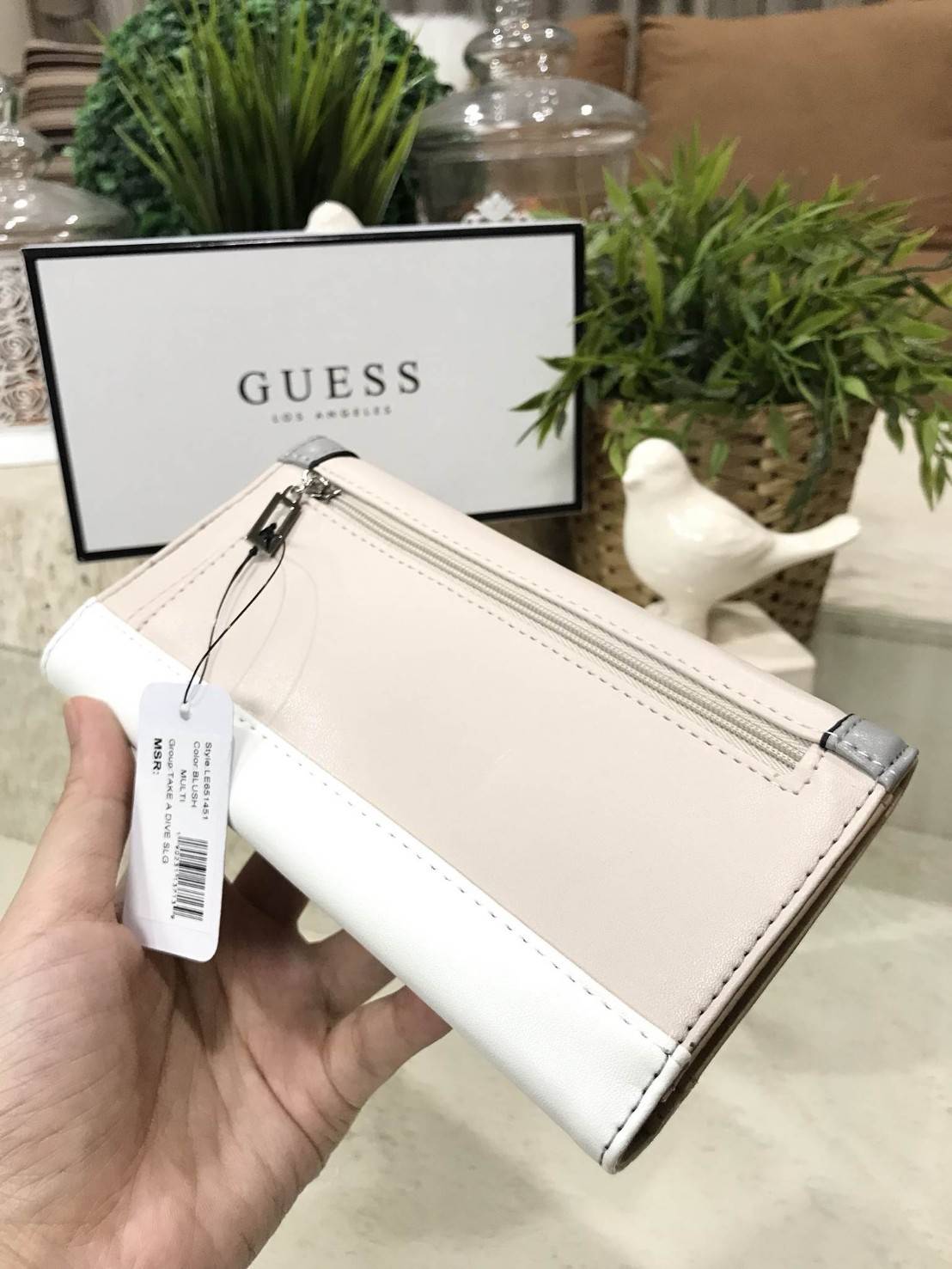 NEW ARRIVAL! GUESS FACTORY WOMEN'S WALLET 2018 กระเป๋าสตางค์หนังแกะสังเคราะห์แบบนิ่มสีขาวครีมตัดขอบเทาสวยลงตัว ด้านหน้ามีโลโก้แบรนด์อะไหล่เงิน ด้านหลังมี1ช่องซิป หัวซิปปั้มแบรนด์ เปิดปิดด้วยฝาปิด ภายในมีช่องใส่รูป ช่องใส่ธนบัตรและช่องใส่บัตรหลายช่องแ
