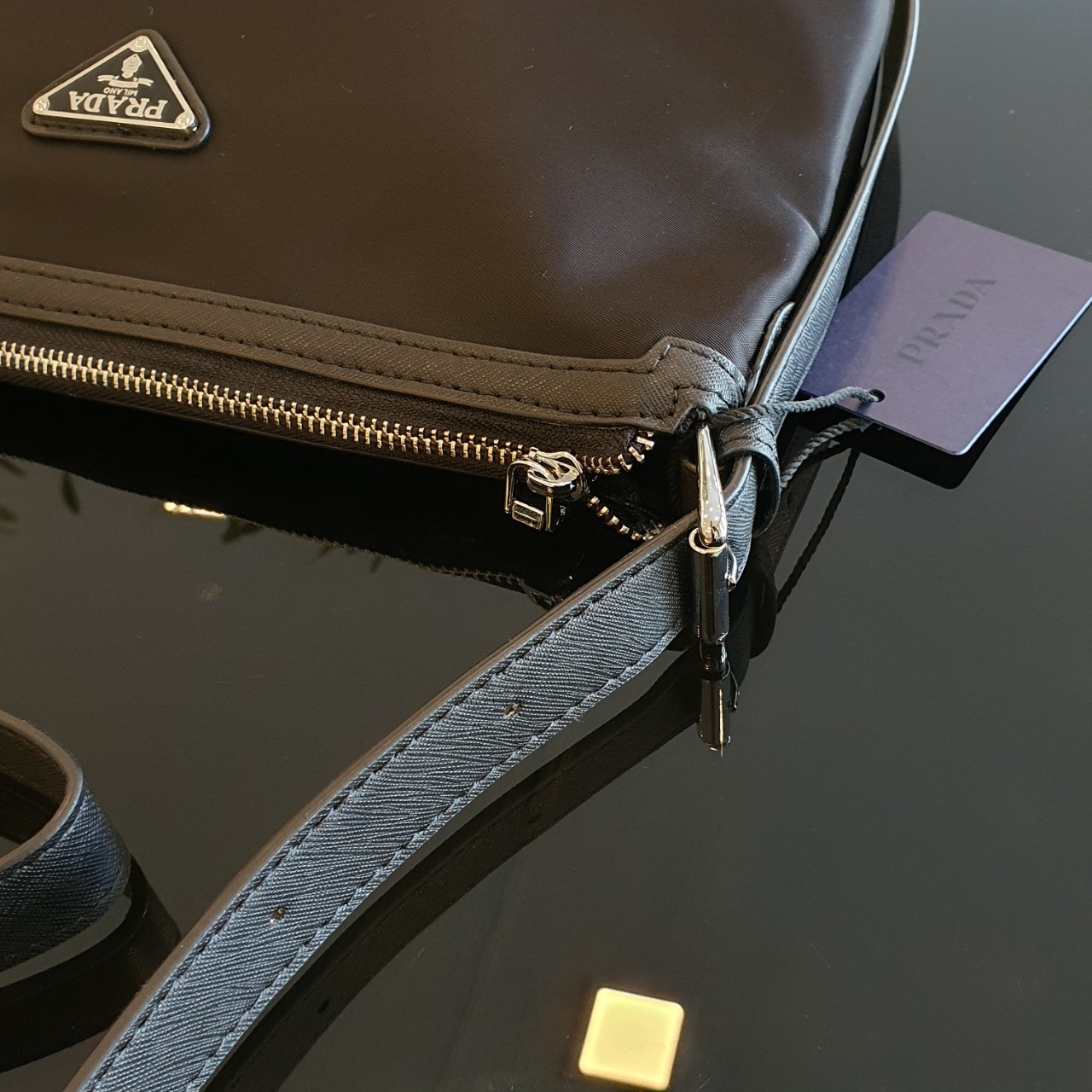 Prada Nylon Crossbody Bag กระเป๋าผ้าไนล่อน ตามแบบฉบับของแบรนด์ เลิศมาก สะพายเป็น shoulder bag หรือ Crossbody ก็ได้คะ ขนาดกำลังดีคะ ตัวกระเป๋าเบามาก เปิดปิดด้วยซิปรูดด้านมีช่องซิปแยกใส่ของ สามารถใส่มือถือได้ทุกรุ่น