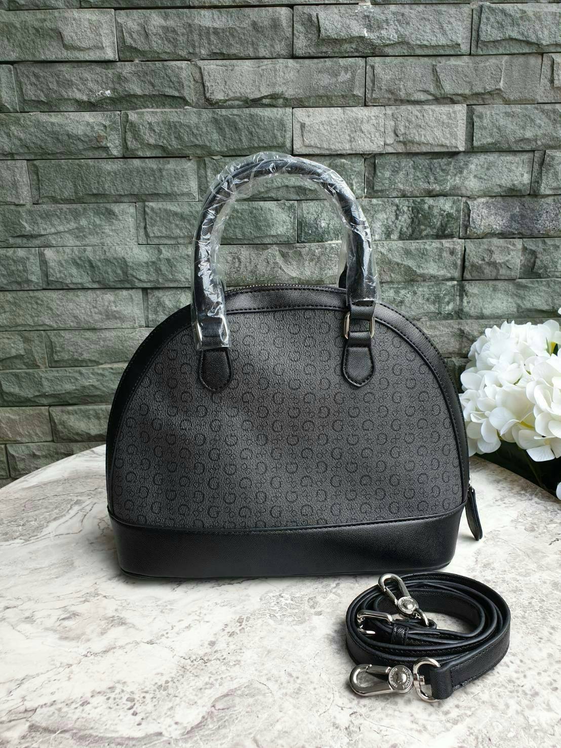 Guess Group Agata Dome Bag กระเป๋ารุ่นใหม่ล่าสุด!!! อวดไอเทมแสนเก๋กับกระเป๋าทรงโดม ทรงยอดนิยม สวยคลาสสิค สุดน่ารัก พิมพ์ลายรอบใบ วัสดุ Saffiano PU คุณภาพดี นิ่ม น้ำหนักเบา ด้านหน้าประดับด้วยโลโก้แบรนด์สวยโดดเด่น เปิดปิดด้วยซิปสะดวกใช้ ด้านในโล่งกว้างมีช่อ