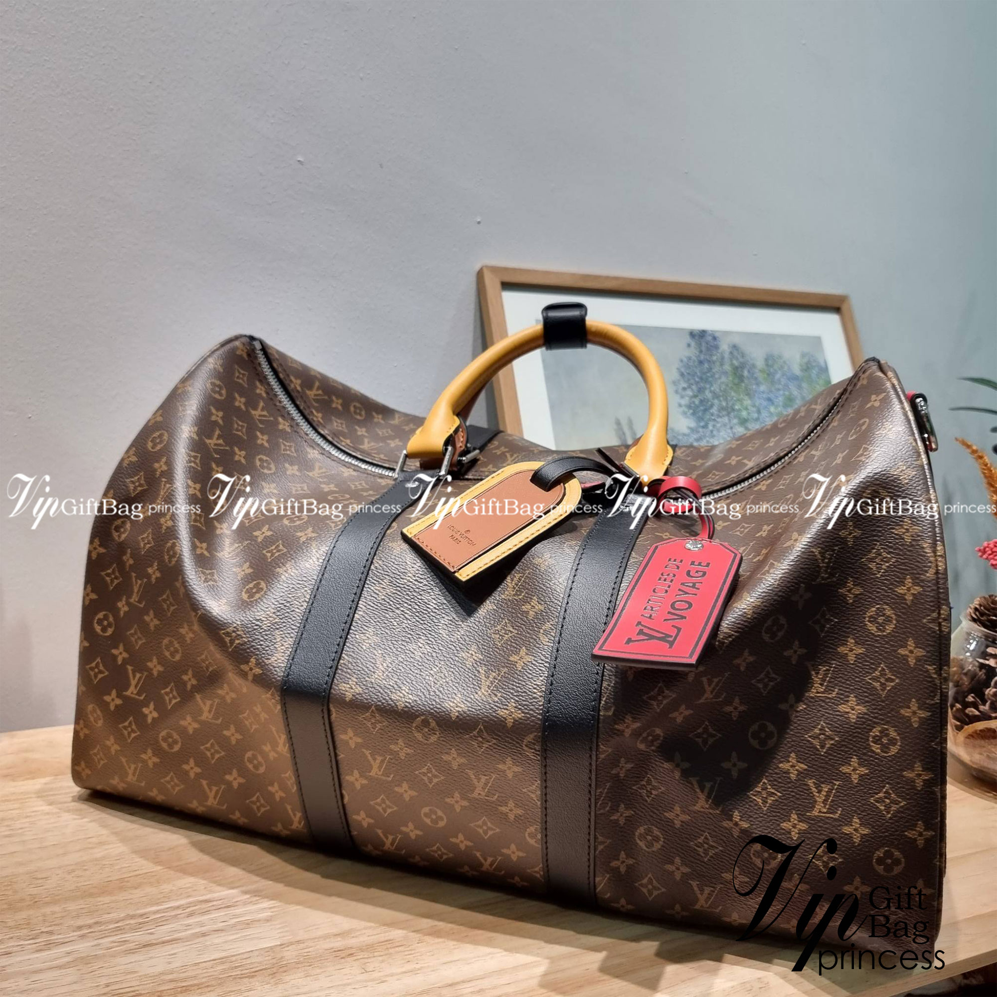 LV KEEPALL BANDOULIERE กระเป๋าเดินทางสุดชิค ที่ทำให้การเดินทางไม่ธรรมดาอีกต่อไป ด้วยลูกเล่น patch แท็กห้อย และใบลูก ที่จัดมาให้ได้เก๋ๆ ไม่ซ้ำใคร วัสดุหนังแคนวาสคุณภาพดี ดีไซน์ลวดลายโมโนแกรมเอกลักษณ์ ซิปมีตัวล็อคไว้ให้แน่นหนา มีสายสะพายครอสให้ ภายในโล่งกว้