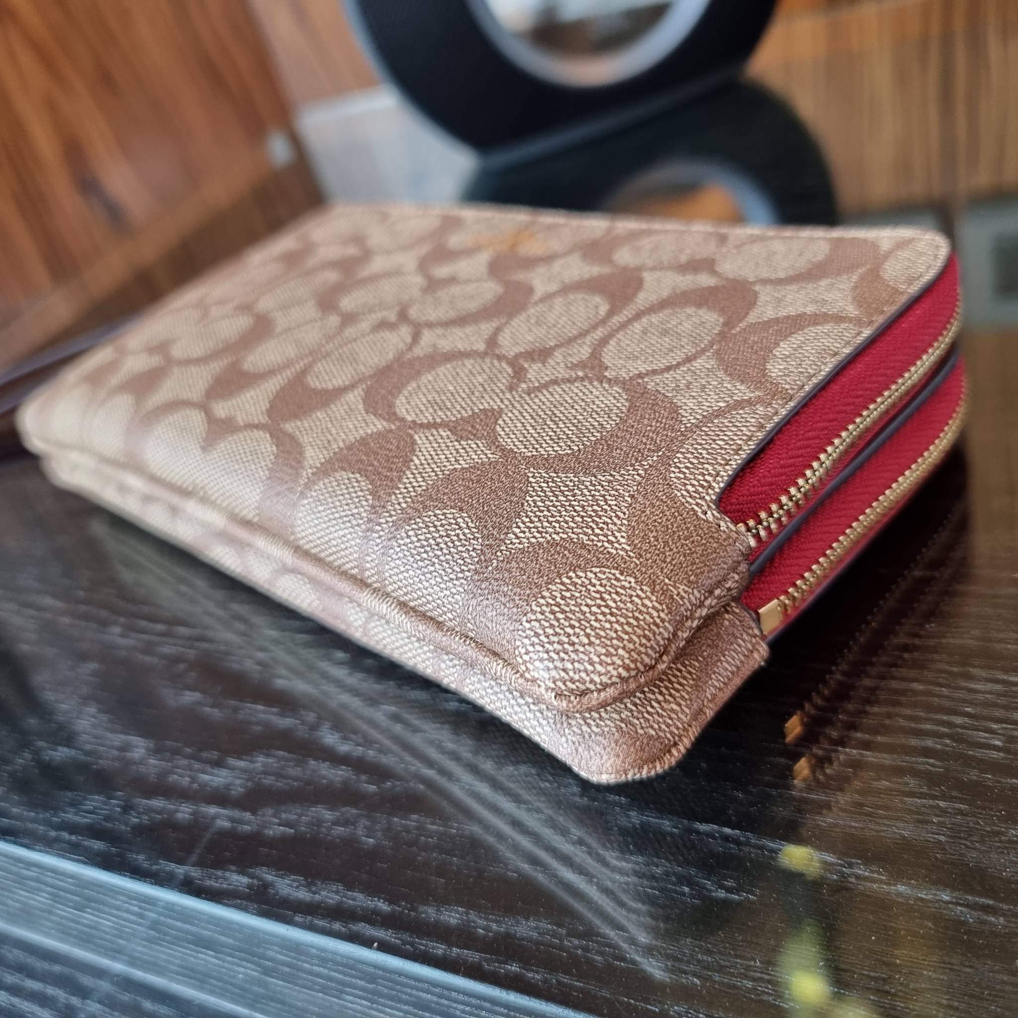 COACH F54057 DOUBLE ZIP WALLET IN SIGNATURE กระเป๋าคล้องมือ size L ใบนี้ใส่มือถือได้ทุกรุ่น ขนาดกำลังดี พกพาสะดวกมากๆ วัสดุหนังสังเคราะห์ ภายในเป็นผ้าสีสวยคม ใส่ธนบัตร ใส่บัตรได้เยอะ ใส่มือถือได้สบายๆทุกรุ่น ตอบโจทย์สาวๆที่ไม่ชอบพกเยอะวุ่นวายจ้า ใบนี้เอาอ