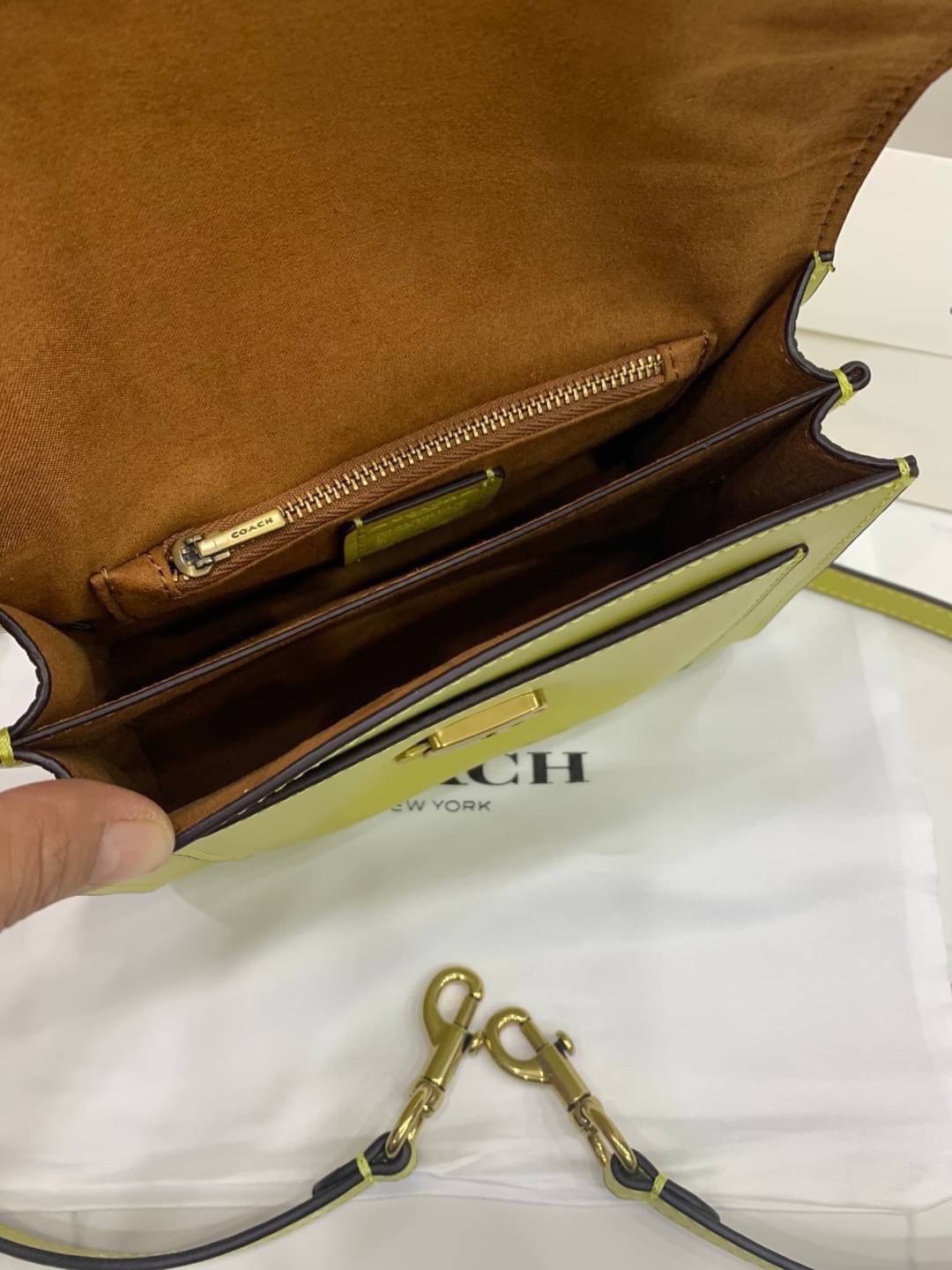 COACH TABBY TOP HANDLE 20 พร้อมส่งที่ไทยค่ะ! กระเป๋าหิ้ว//สะพายข้างได้ หนังแท้อย่างดี กหนึ่งใบทำหนังสองลายได้อย่างสวยงาม พร้อมโลโก้รุ่นใหม่ล่าสุดดูดีมากๆค่ะ เปิดปิดกระเป๋าแบบกดล็อค ภายในมีช่องหลักสองช่อง ใส่มือถือได้ทุกรุ่น;กระเป๋าเงินใบกลางได้;ของจำเป็นจ