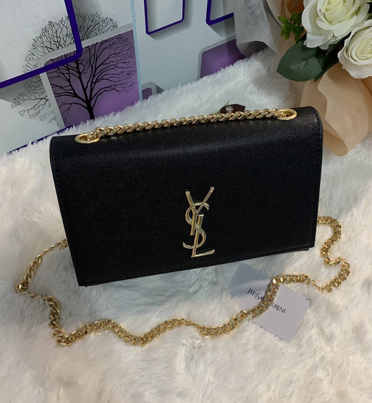 SAINT LAURENT Kate Medium leather shoulder bag VIP GIFT WITH PURCHASE (GWP) พรีเมี่ยมกิ้ฟ Limited Edition จาก YSL DUTY FREE COUNTER วัสดุหนังแกะสังเคราะห์ ลวดลายคล้ายหนังคาเวียร์ หนังสวย ใช้ทน อะไหล่ทองทั้งใบ ด้านหน้าประดับโลโก้แบรนด์ ขนาดกระทัดรัดกำลังดี