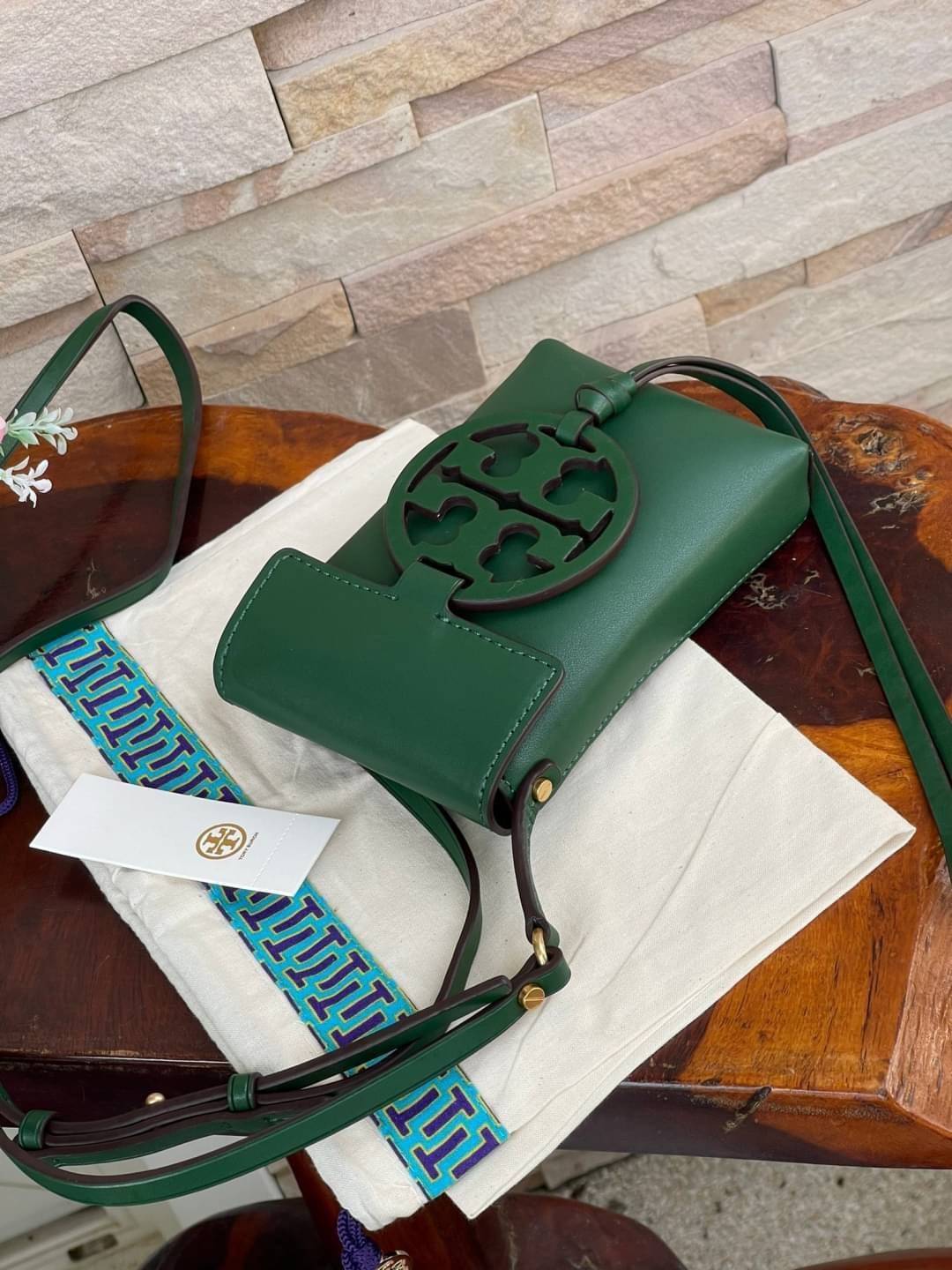 TORY BURCH MILLER METAL PHONE CROSSBODY อีกหนึ่งกระเป๋าใส่มือถือรุ่นฮิตที่เชื่อว่าหลาย ๆ คนต้องเคยเห็นผ่าน ๆ ตามาอย่างแน่นอน กับแบรนด์ Tory Burch ดีไซน์กระเป๋าทรงฝาพับแม่เหล็กใช้งานง่าย มาพร้อมดีเทล Logo สีเดียวกับเฉดสีของกระเป๋า แต่ยังมีความน่ารักด้วยทรง