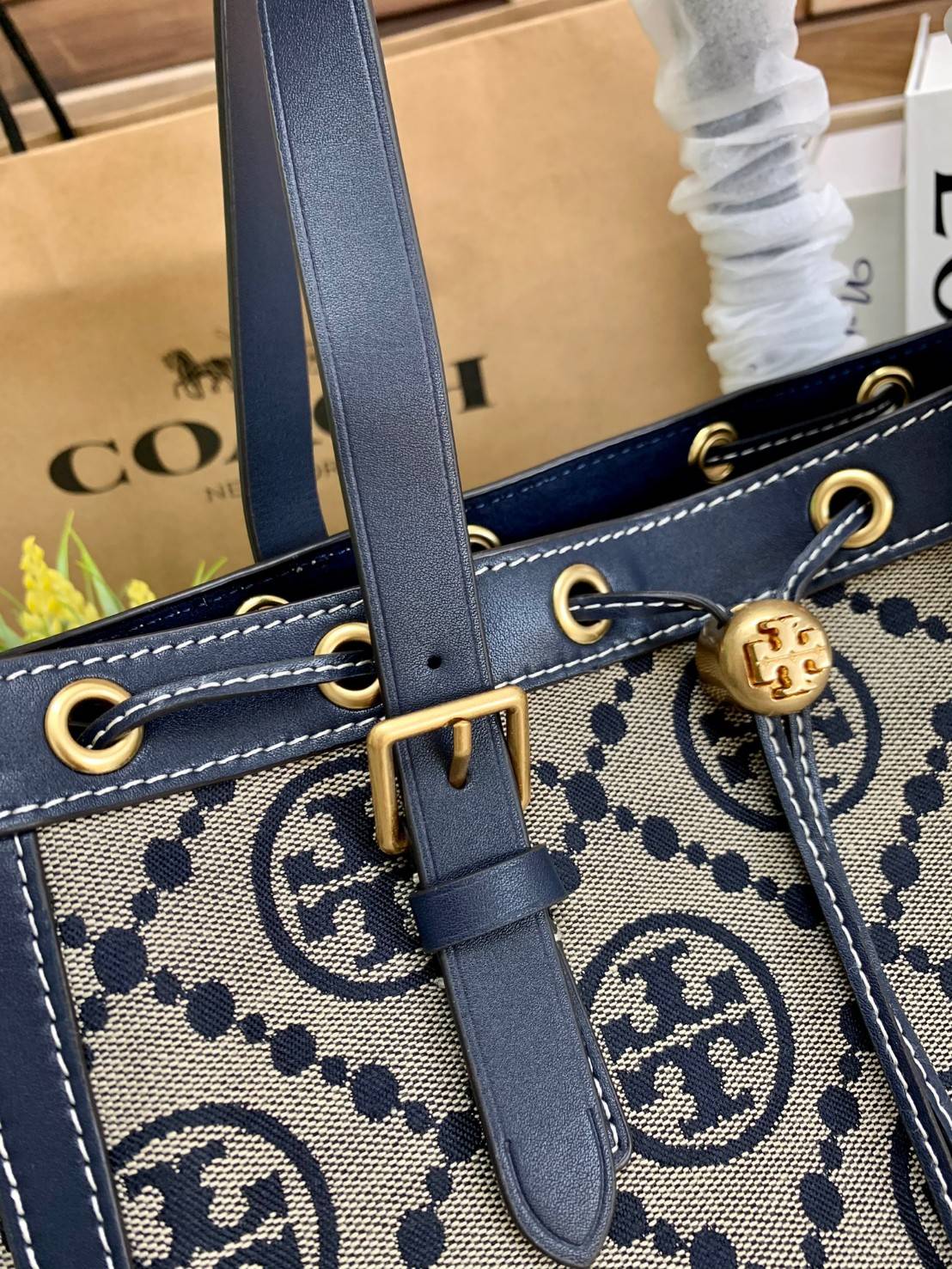OUTLET 】Tory Burch T Monogram Jacquard Tote Bag ใบใหญ่ใส่จุมากค่ะสาวๆ! พร้อมส่ง! กระเป๋าที่สามารถใช้ได้กับทุกๆวัน วัสดุJacquard+หนัง ได้ลงตัว สวยงามค่ะ ปากกระเป๋าแบบหูรูด ที่จับอะไหล่แบรนด์สวย ภายในกระเป๋ากว้างมากๆ สาวๆที่สัมภาระเยอะนี่หายห่วงไปเลยค่ะ มีช