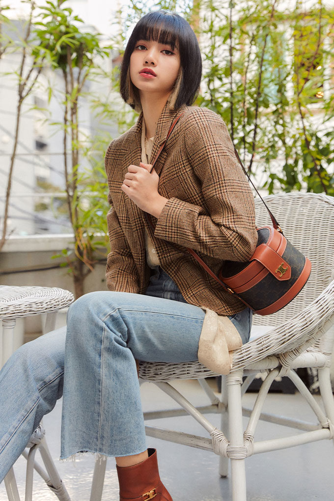 CELINE MEDIUM TAMBOUR IN SMOOTH CALFSKIN BAG กระเป๋าทรงกลมสวยหรูอยู่ทรงเปิดปิดด้วยฝาปิดกระดุมโลโก้แบรนด์ ภายในโล่ง