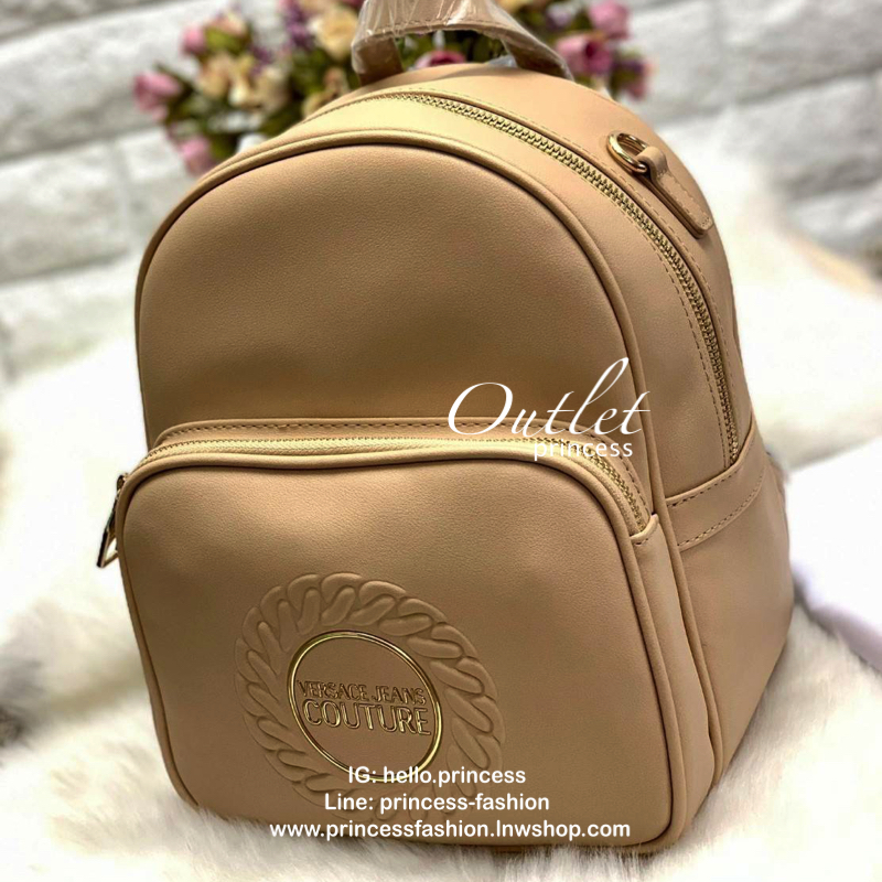 VERSACE JEANS COUTURE CHAIN-EMBOSSED BACKPACK 2019 กระเป๋าสะพายหลัง//สะพายไหล่ได้ด้วยคะ วัสดุหนังเรียบ หนังดีนิ่มมือมากๆค่ะ ด้านหน้ามีโลโก้แบรนด์ พร้อมช่องซิปขนาดกลางใส่ของค่ะ เปิดปิดช่องหลักแบบซิป ภายในโล่ง มีช่องซิปและช่องเล็กให้ใส่ของจุกจิกคะ สายสะพายด