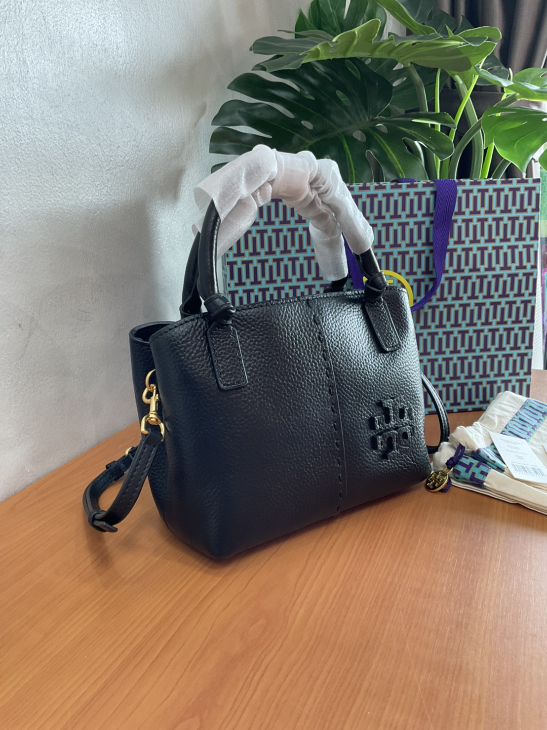 Tory Burch McGraw Mini Satchel กระเป๋าถือ/สะพาย Crossbody วัสดุหนังลูกวัวแท้ 100% ด้านหน้าประดับโลโก้หนัง ตัดเป็นรูปตัว T สัญลักษณ์แบรนด์ ตัวกระเป๋าเดินด้ายเล่นลายเพิ่มลูกเล่น เพื่อความเก๋!!