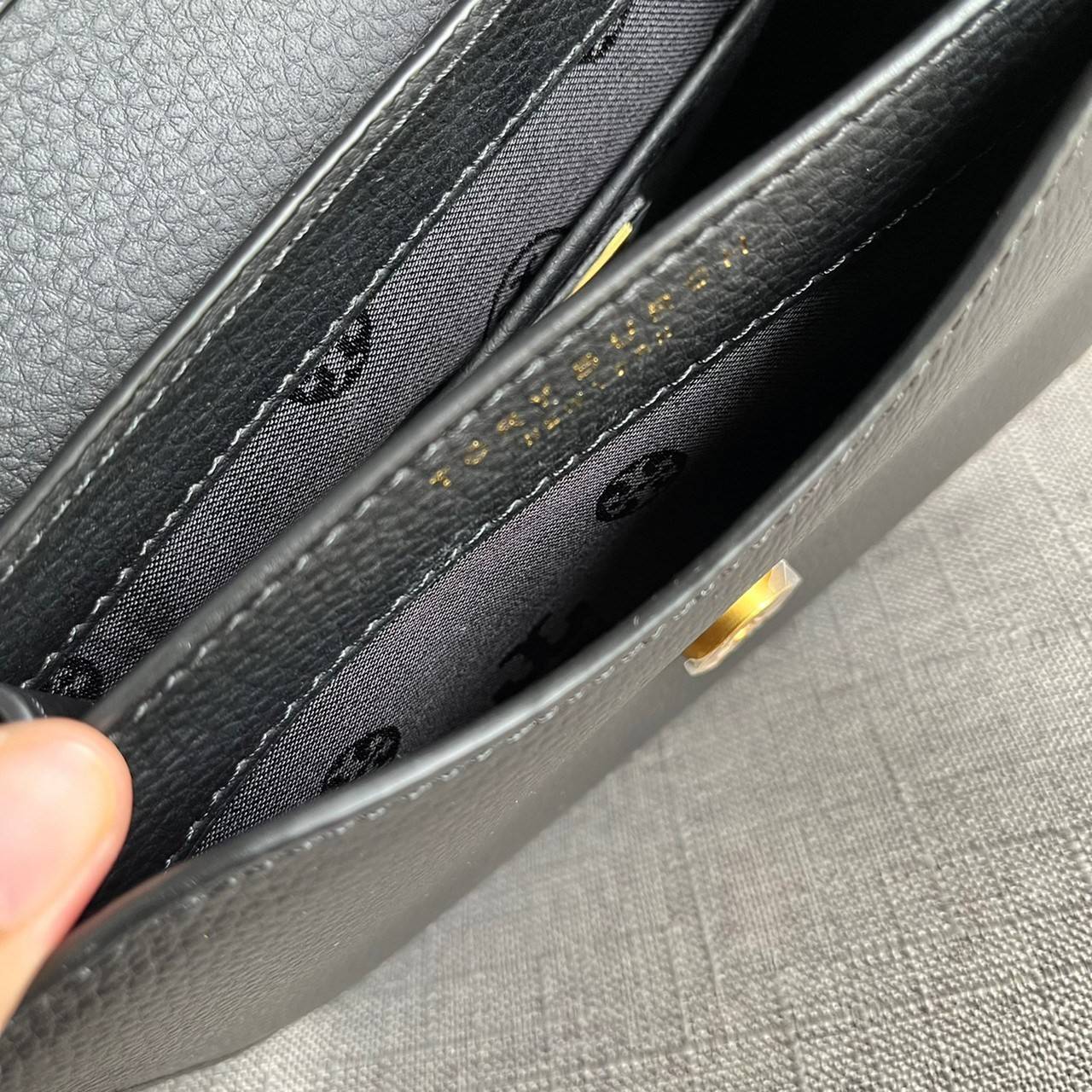 TORY BURCH BRLTTEN SMALL SADDLE BAG / Tory Burch Britten Flap Shoulder Bag กระเป๋าสะพายข้าง วัสดุหนังแกะแท้ ด้านหน้าประดับโลโก้แบรนด์ เปิด-ปิดกระเป๋าแบบกระดุมแป็กแม่เหล็กแน่นหนา ภายในมีช่องหลัก ใส่กระเป๋าเงินใบกลาง มือถือได้ทุกรุ่น มีช่องแยกใส่ของจุกจิกอี