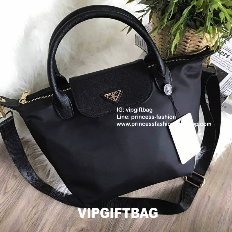 PRADA NYLON BAG WITH ZIP VIP GIFT WITH PURCHASE กระเป๋าถือหรือสะพายสไตล์ Longchamp GWP พรีเมี่ยมกิ้ฟจากเคาน์เตอร์แบรนด์ Limited edition วัสดุ Nylon เนื้อหนาคุณภาพดีตามแบบฉบับแบรนด์ด้านหน้าประดับโลโก้หรู เปิดปิดด้วยฝาปิดและซิป ภายใน Polyester 100% มีโลโก้ 