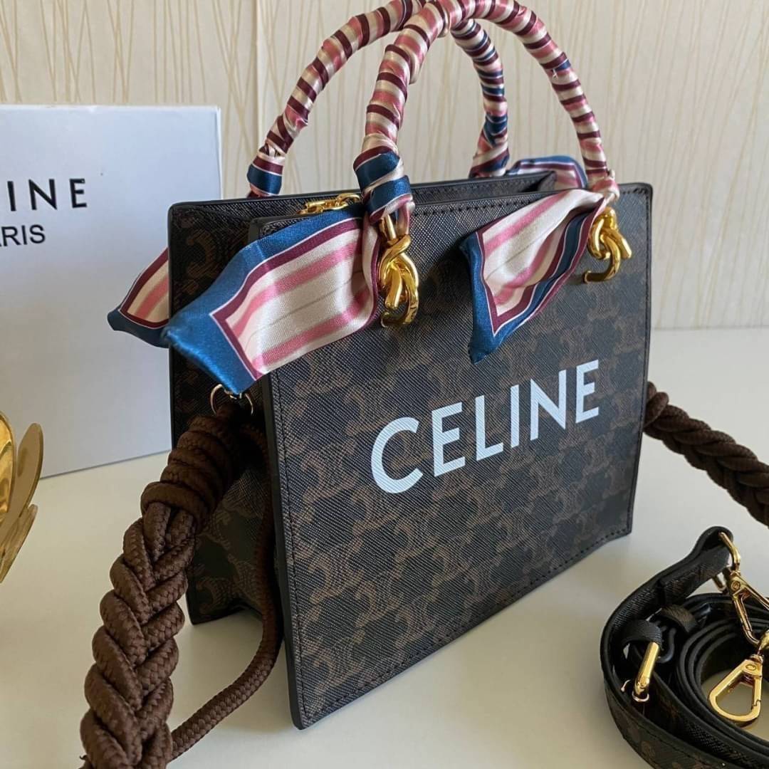 CELINE Tote Bag / Celine Mini Vertical Cabas In Triomphe Canvas And Calfskin With Celine Print Tan พร้อมส่งที่ไทย!! ที่นี่ที่เดียว สวยน่ารักมากๆ ใช้งานดี ถือได้ สะพายได้ กระเป๋ารุ่นโท้ทที่ถามกันเยอะมาก บอกเลยน่ารักสุดๆ สายสะพายมีมาให้สองสาย สายหนัง สายเชื