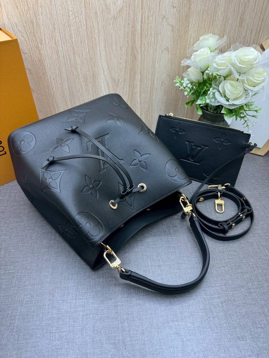 ORI หนังแท้ | LV NeoNoe MM Bucket bag Monogram Flower กระเป๋าสะพายทรงบัคเก็ต ลาย Monogram Flower โดดเด่นเพิ่มสไตล์ มีเสน่ห์ชวนหลงใหล