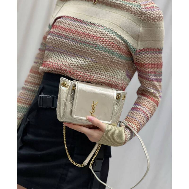 Yves Saint laurent mini nolita in lambskin / YSL mini nolita น้องสาวคนสวยที่ต้องตาเมื่อแรกเห็น กระเป๋าสะพายดีไซน์หรู ไซส์มินิ แบรนด์นี้ไม่เคยทำให้ผิดหวังจริงๆ ด้วยดีเทลความเรียบง่ายแต่มีความหรูอยู่ในตัว วัสดุหนังแกะ สัมผัสดีงามมากๆ เปิด-ปิดด้วยกระดุมแม่เห