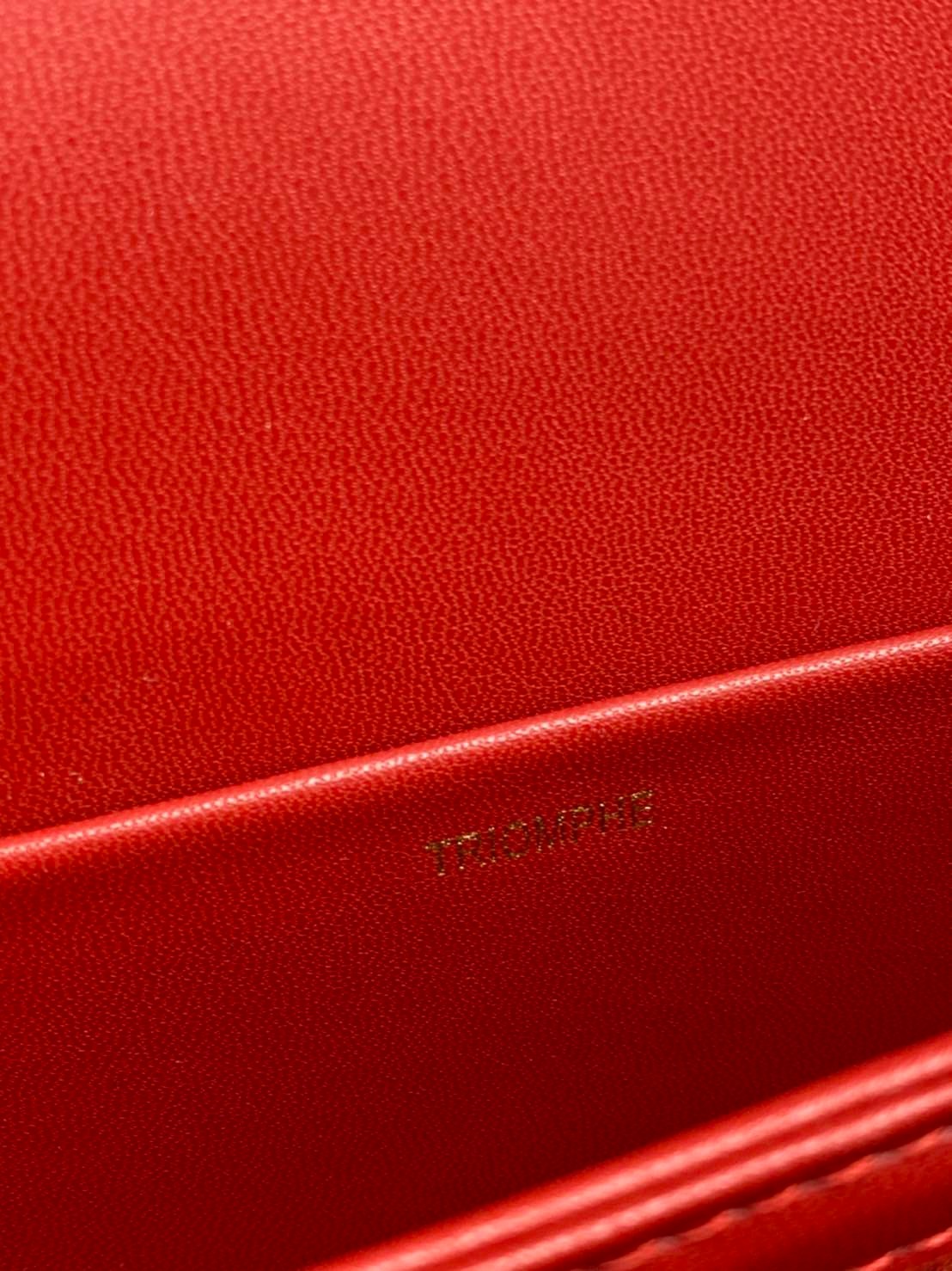 หนังแท้ CELINE TRIOMPHE CROSSBODY BAG ดีไซน์ยอดนิยมสไตล์สาว LISA ทรงสี่เหลี่ยมหนังสวยหรูอยู่ทรงเปิดปิดด้วยฝาปิดโลโก้แบรนด์อะไหล่ทอง ภายในมีช่องหลัก ช่องย่อย และช่องซิป สามารถใส่มือถือของใช้จุกจิกได้เยอะ มาพร้อมสายสะพายหนังยาวปรับระดับได้ จะสะพายไหล่ CROSS