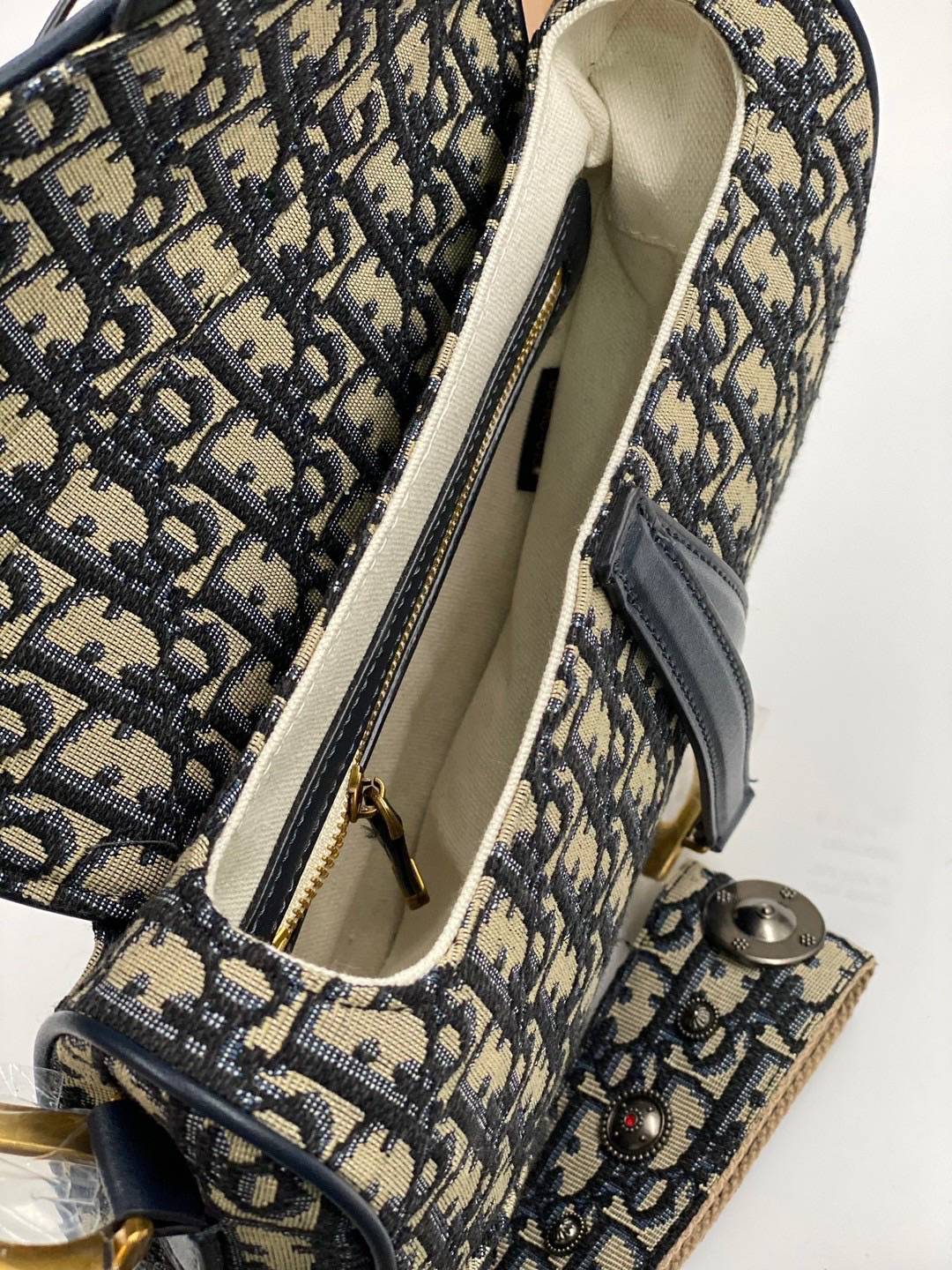ORI หนังแท้ | DIOR Saddle bag with shoulder strap Oblique jacquard fabric in blue กระเป๋าถือ/สะพายทรงอานม้า รุ่นยอดนิยมที่มีเอกลักษณ์สวยงามเหนือกาลเวลา งานผ้าแจ็คการ์ด ลูกเล่นห้อยด้วยตัวอักษร D ตรงหูหิ้วมีกิมมิค CD สวยหรูดูแพง