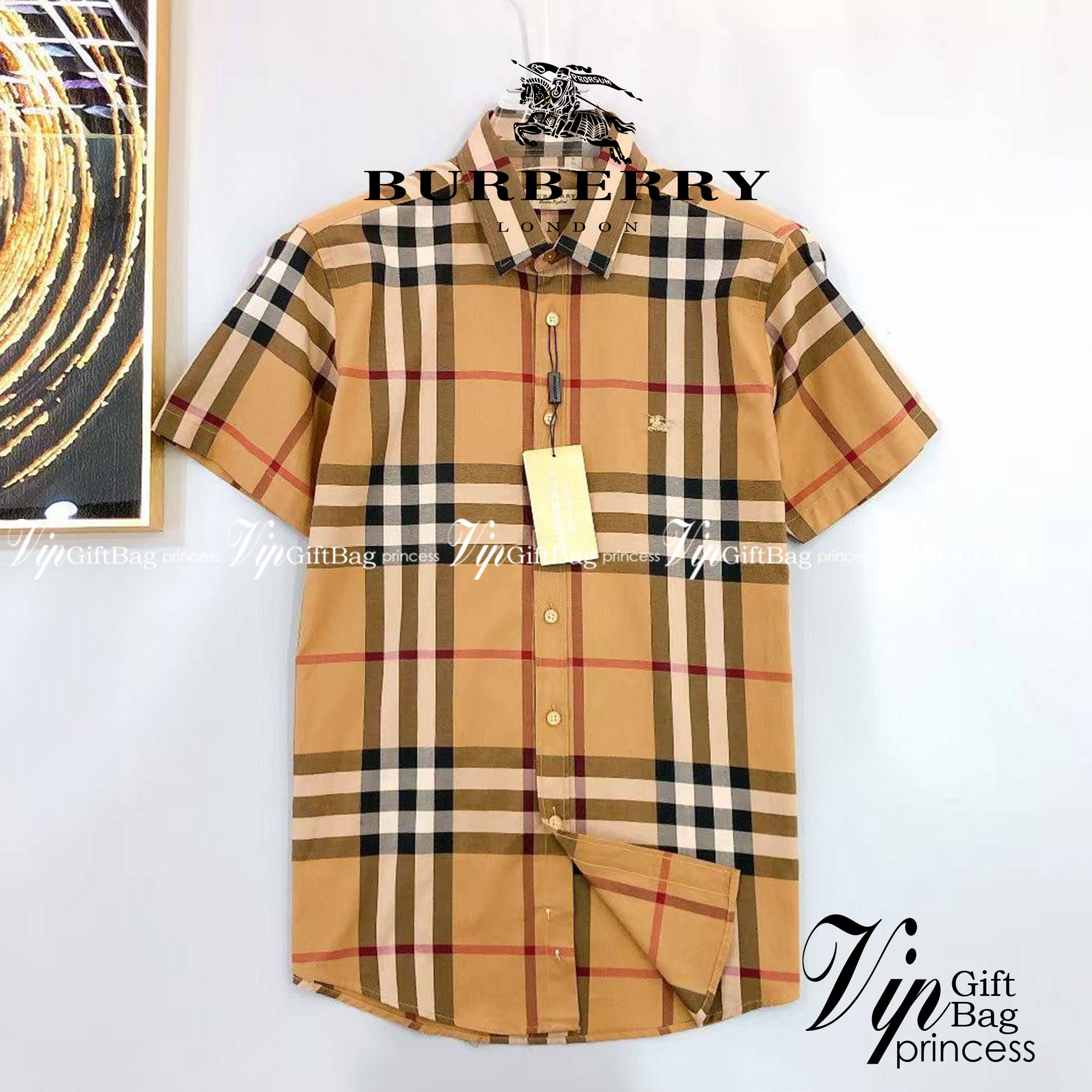 BURBERRY SHIRT / BURBERRY SHORT SLEEVE VINTAGE CHECK SHIRT เสื้อเชิ้ตแขนสั้นแบรนด์เบอเบอรี่ ลายสก็อตสุด classic เรียบหรู ดูดี ภูมิฐานมากๆค่ะ สินค้านำเข้าคุณภาพเทียบแท้ งานสวยเทพ เนื้อผ้าอย่างดี เป๊ะมาก รับประกันความพอใจเลยนะคะ ใส่เป็นเชิ้ตติดกระดุมเนี๊ยบๆ